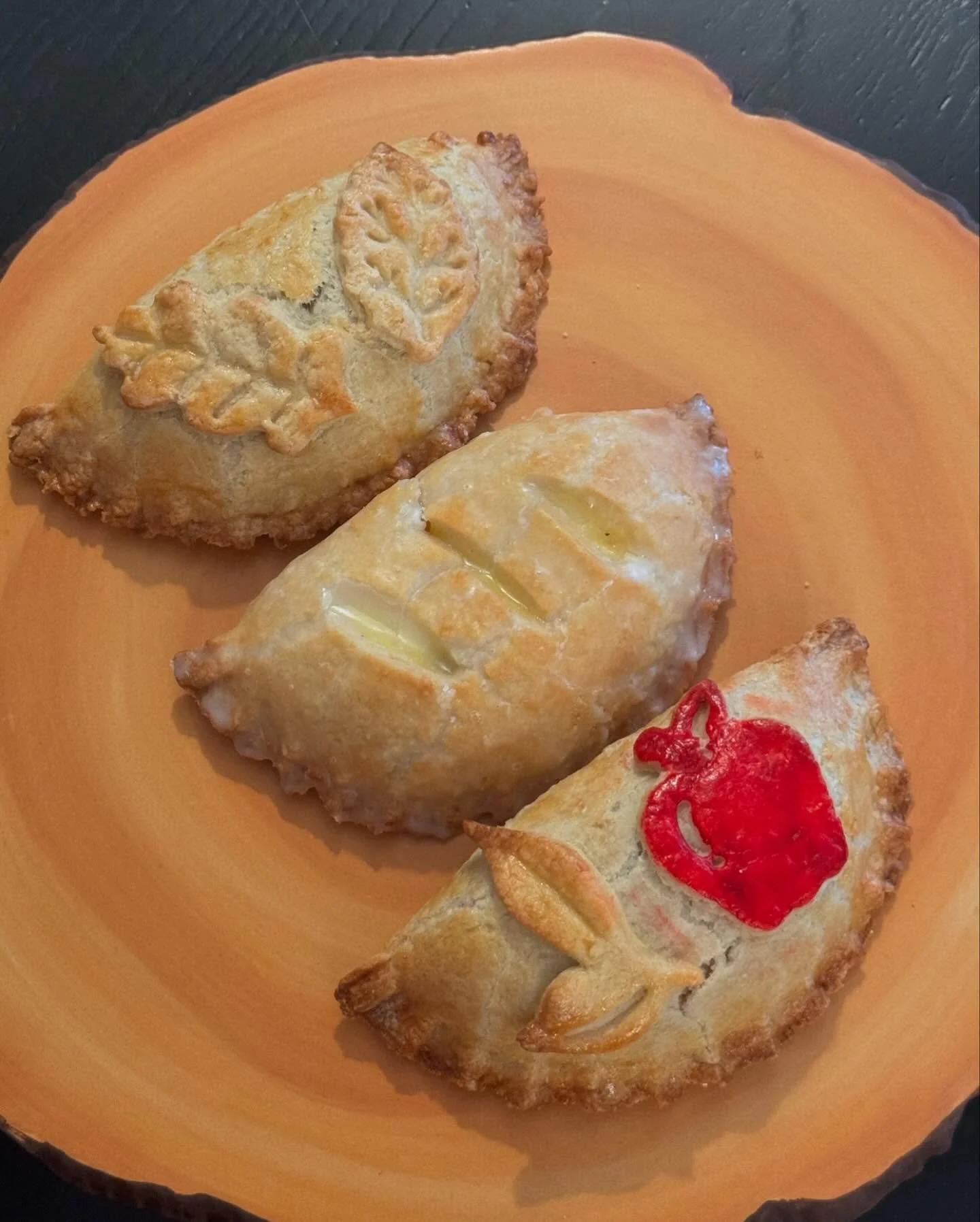 These handpies were so fun to make for this past week&rsquo;s sale! Apple, pumpkin, and a mango &amp; cardamom trio was absolutely fire!!! This time of year is my favorite time for food. I can&rsquo;t wait to keep trying out new fall inspired treats 