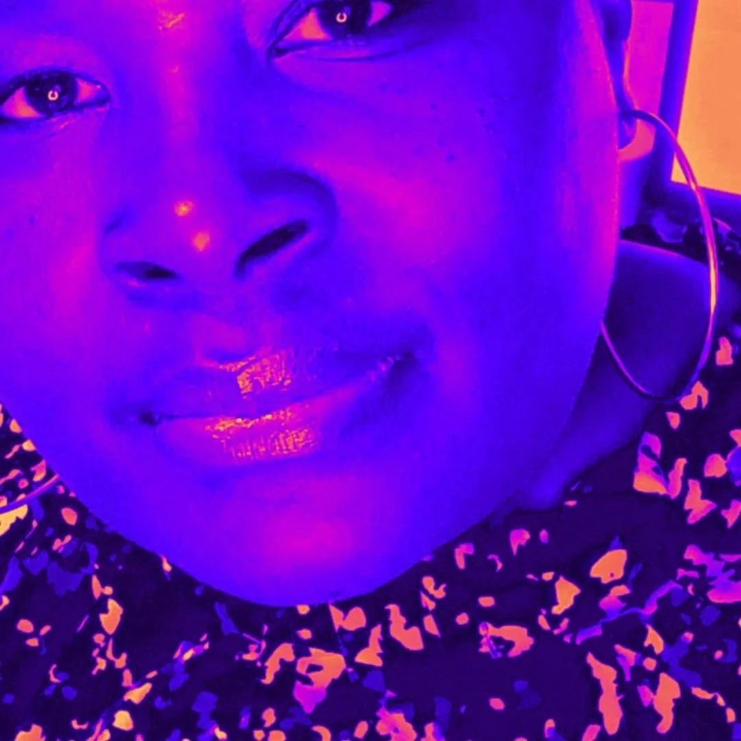 User profile icon with a minimalistic person symbol on a beige circular background.