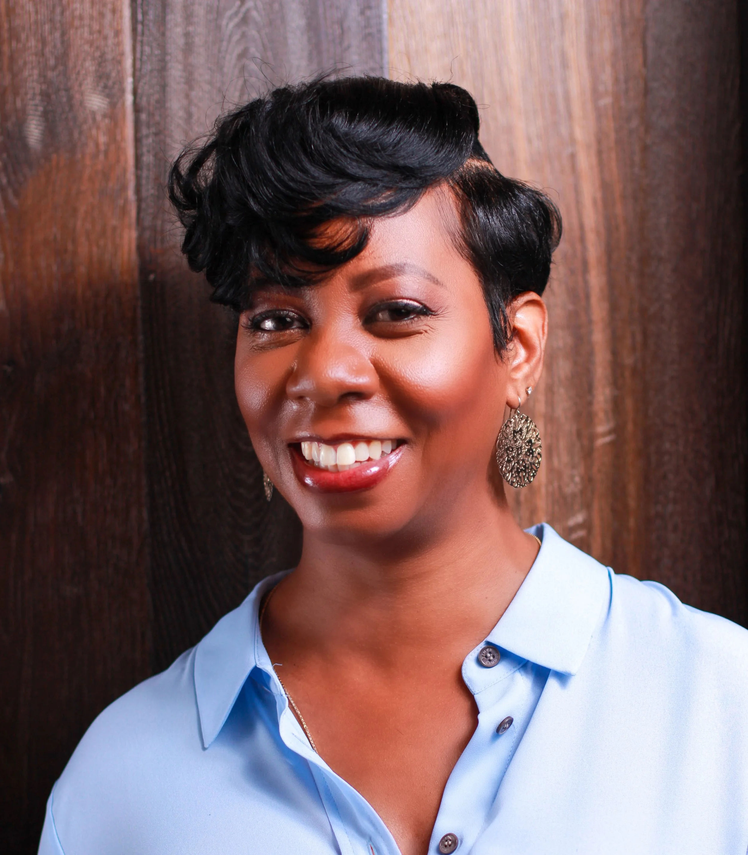 Minimalist icon of a person in red, on a beige circular background.