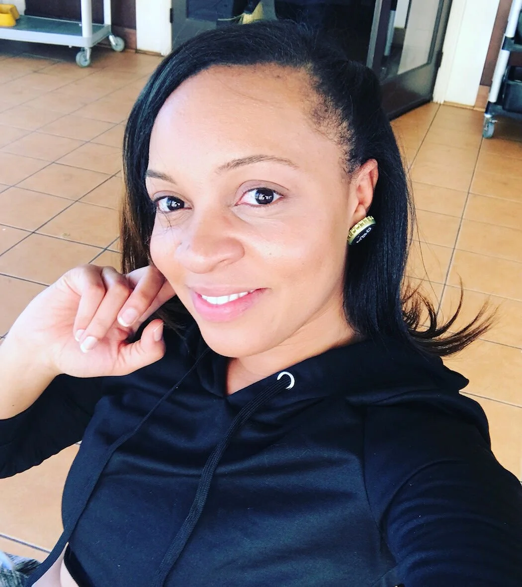 Generic user profile icon with a beige background and a simplified silhouette of a person in red