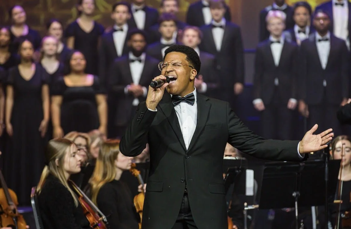 Isaac singing at the "Welcome Christmas!" concert at the Mabee Center in Tulsa, Oklahoma.