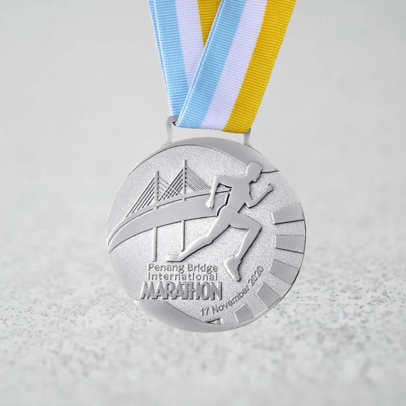 Médaille personnalisée avec ruban, objet emblématique pour récompenses sportives et événements.