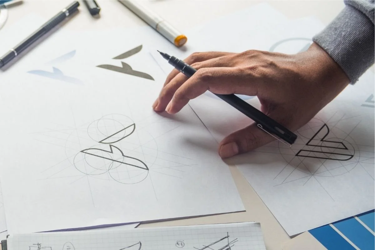 Studio de design : croquis et conception d’un goodies sur mesure, avec faisabilité technique.