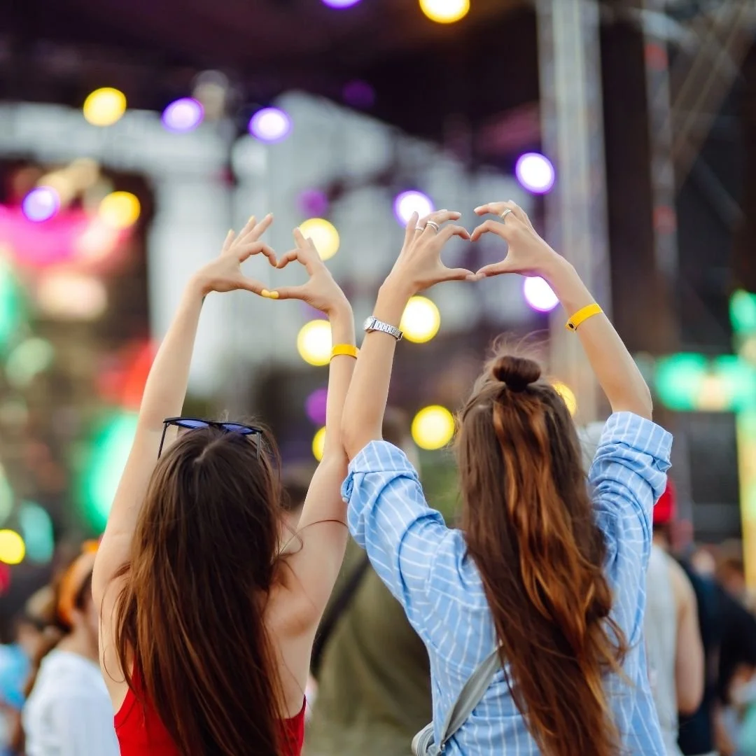 Vivre le moment : goodies fédérateur et signe d’appartenance pendant un événement.