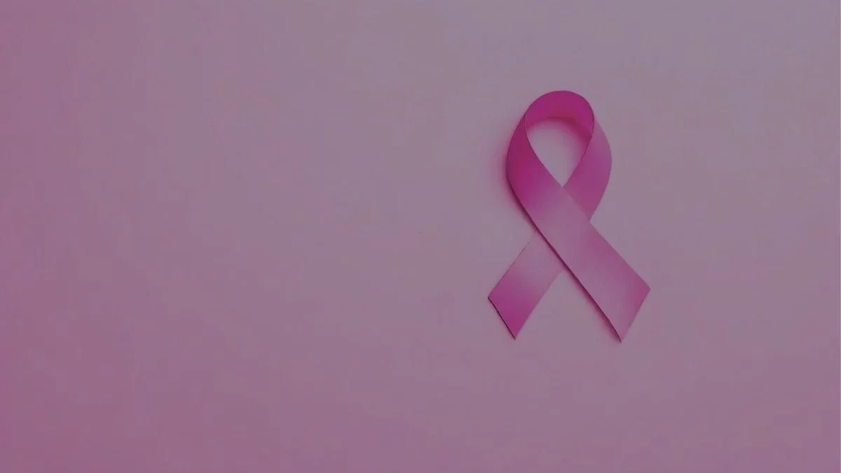 Ruban rose sur fond rose, campagne Octobre Rose et communication engagée.
