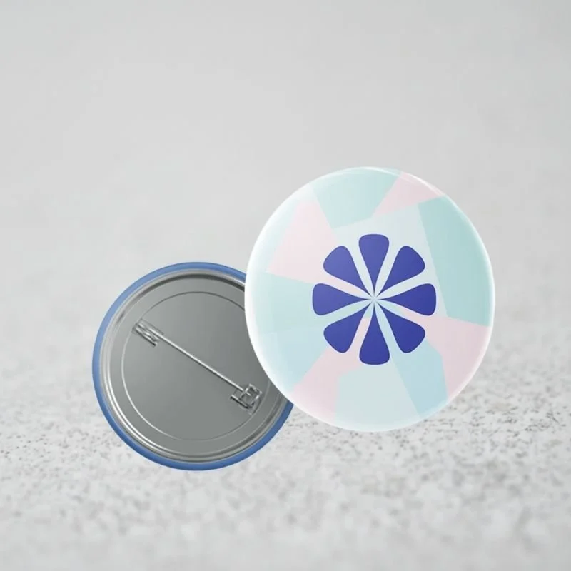 Badges personnalisés avec visuel graphique, essentiels pour communication événementielle et associative.