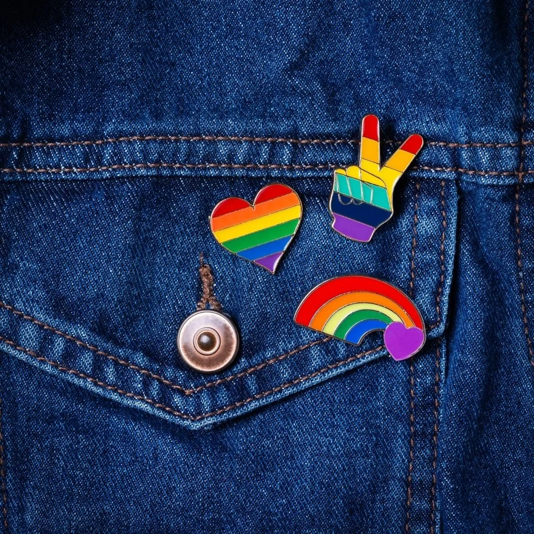 Conception consciente : pins personnalisés, objets-émotion pratiques et durables.