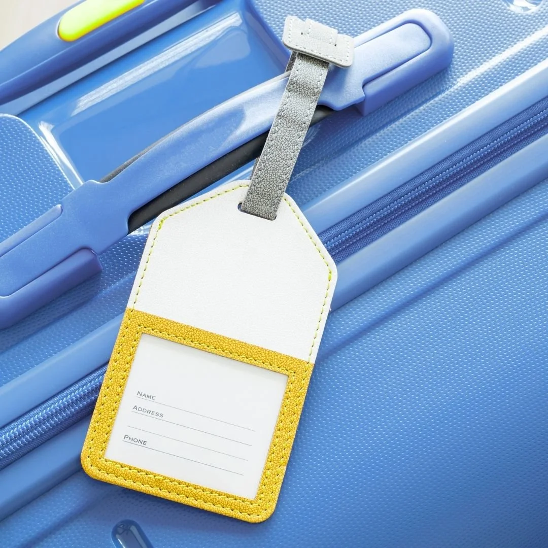 Se réjouir : étiquette de bagage personnalisée, goodies annonçant l’imminence d’un événement.