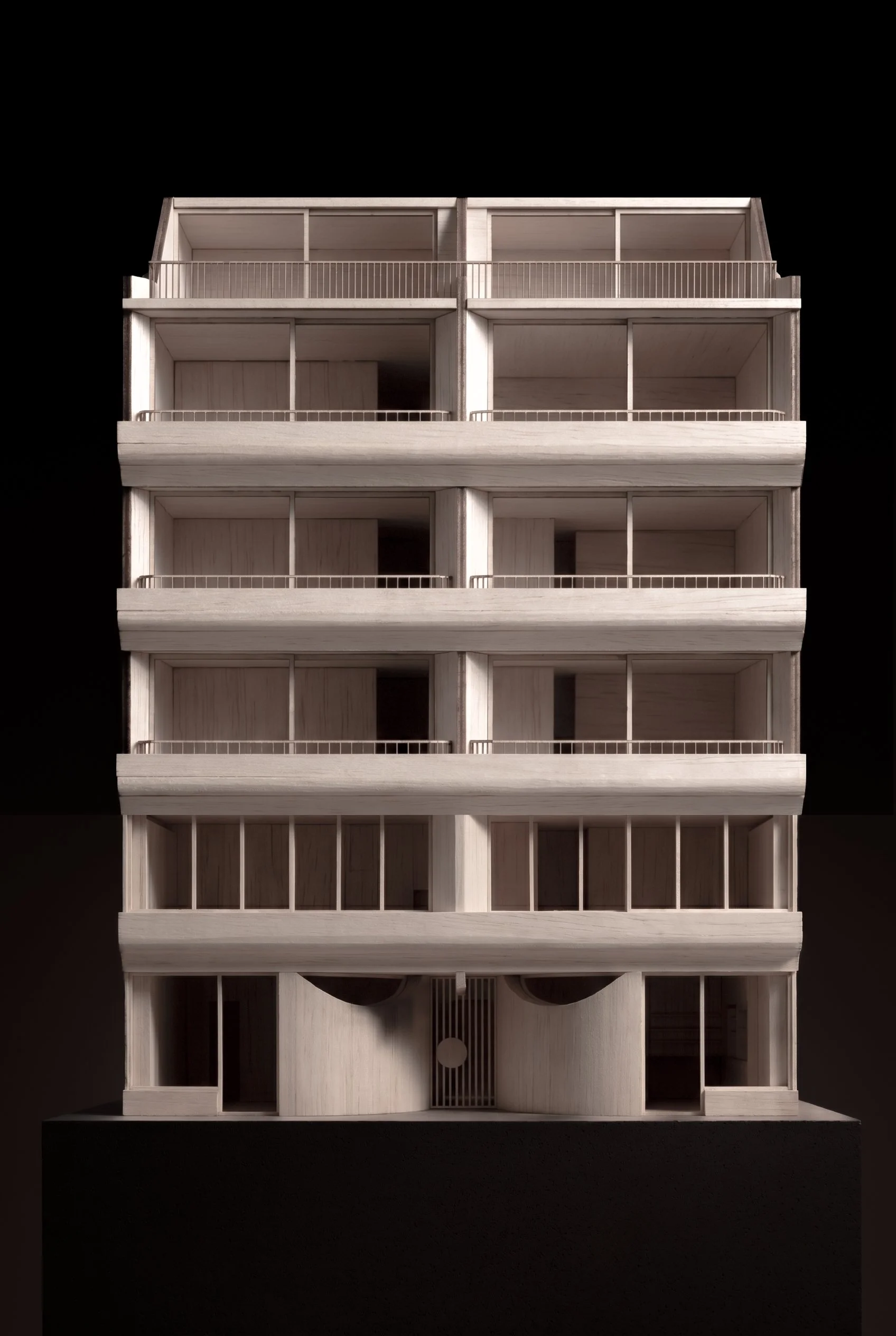 momdel 1-2.jpg