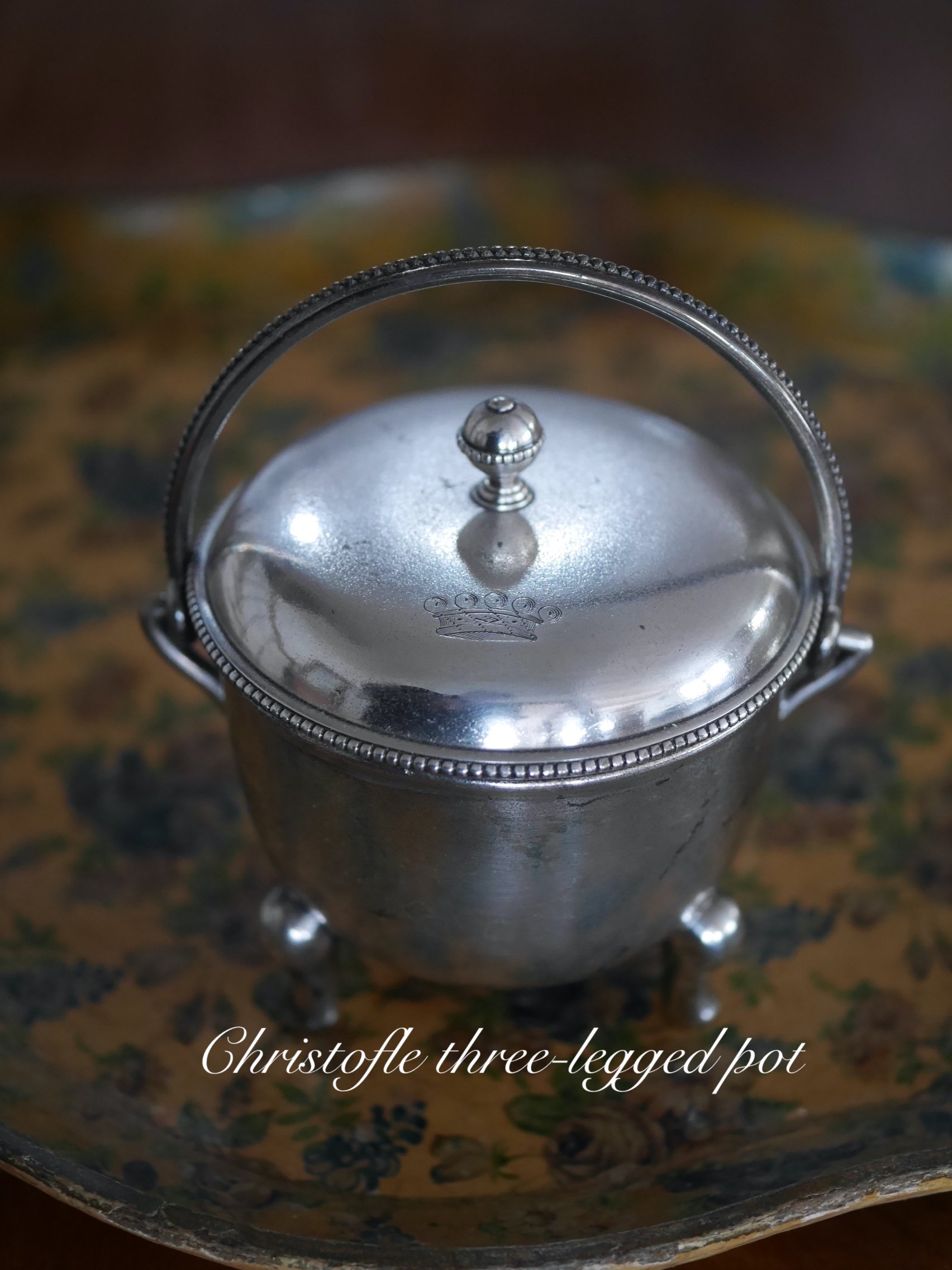 クリストフル　王冠の紋章が入った三つ足のポット（19世紀後期）