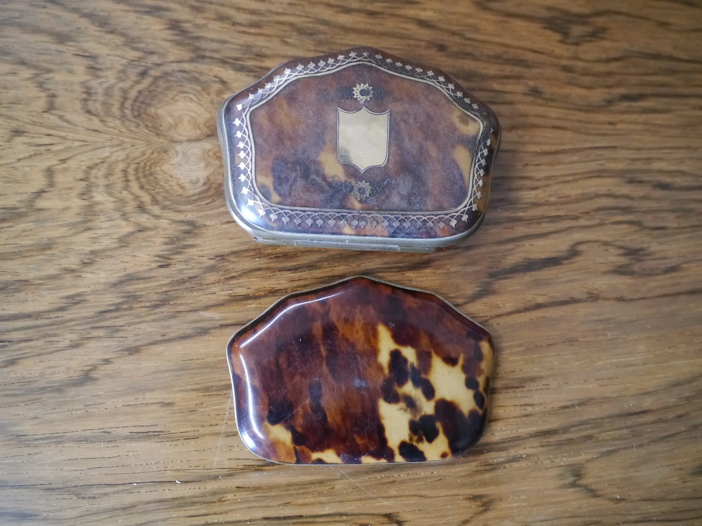 A Turtleshell purse with silver inlay (19th century)