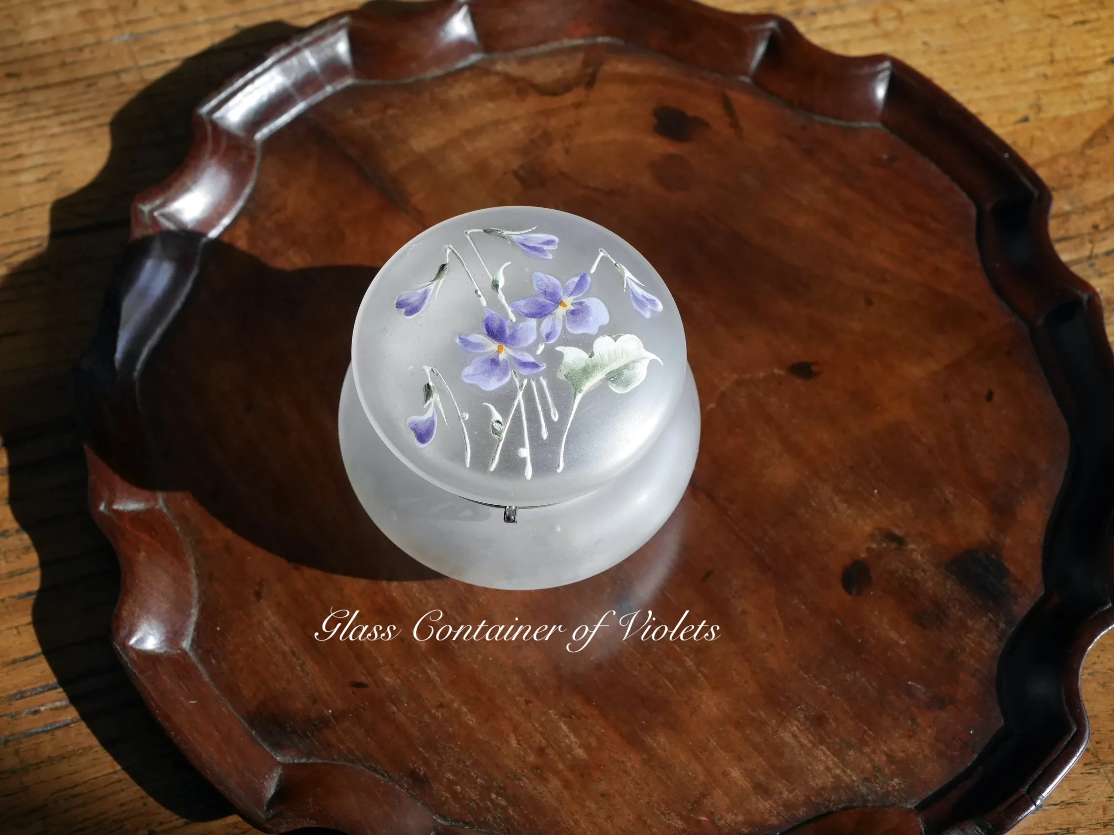 スミレのエナメル装飾のフロストガラス容器（19世紀）