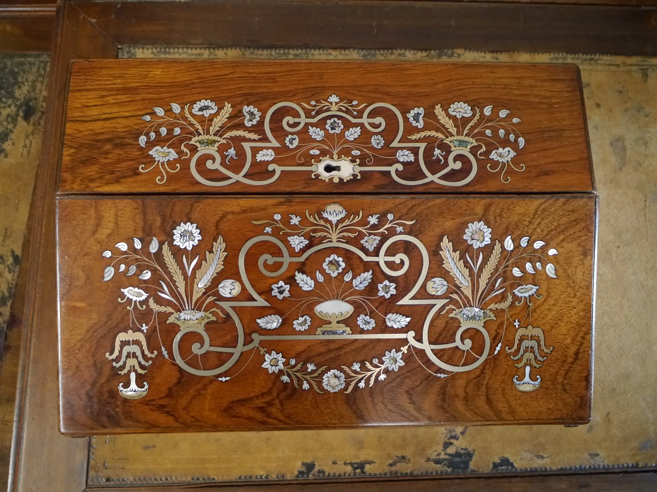 修復後　美しい装飾、見えなかった木目が見えるようになりました。