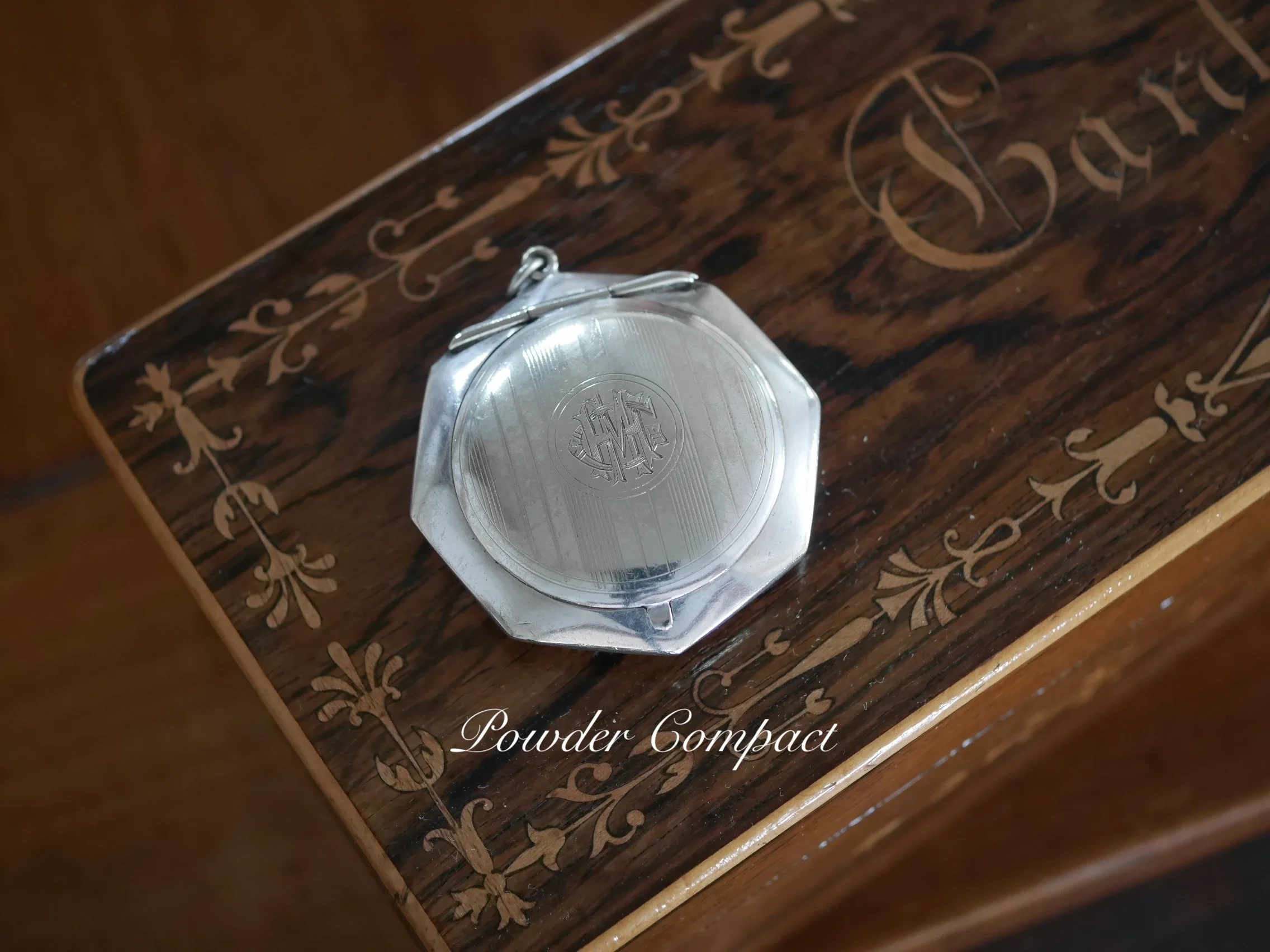 携帯用の小さいコンパクト（1910年前後）