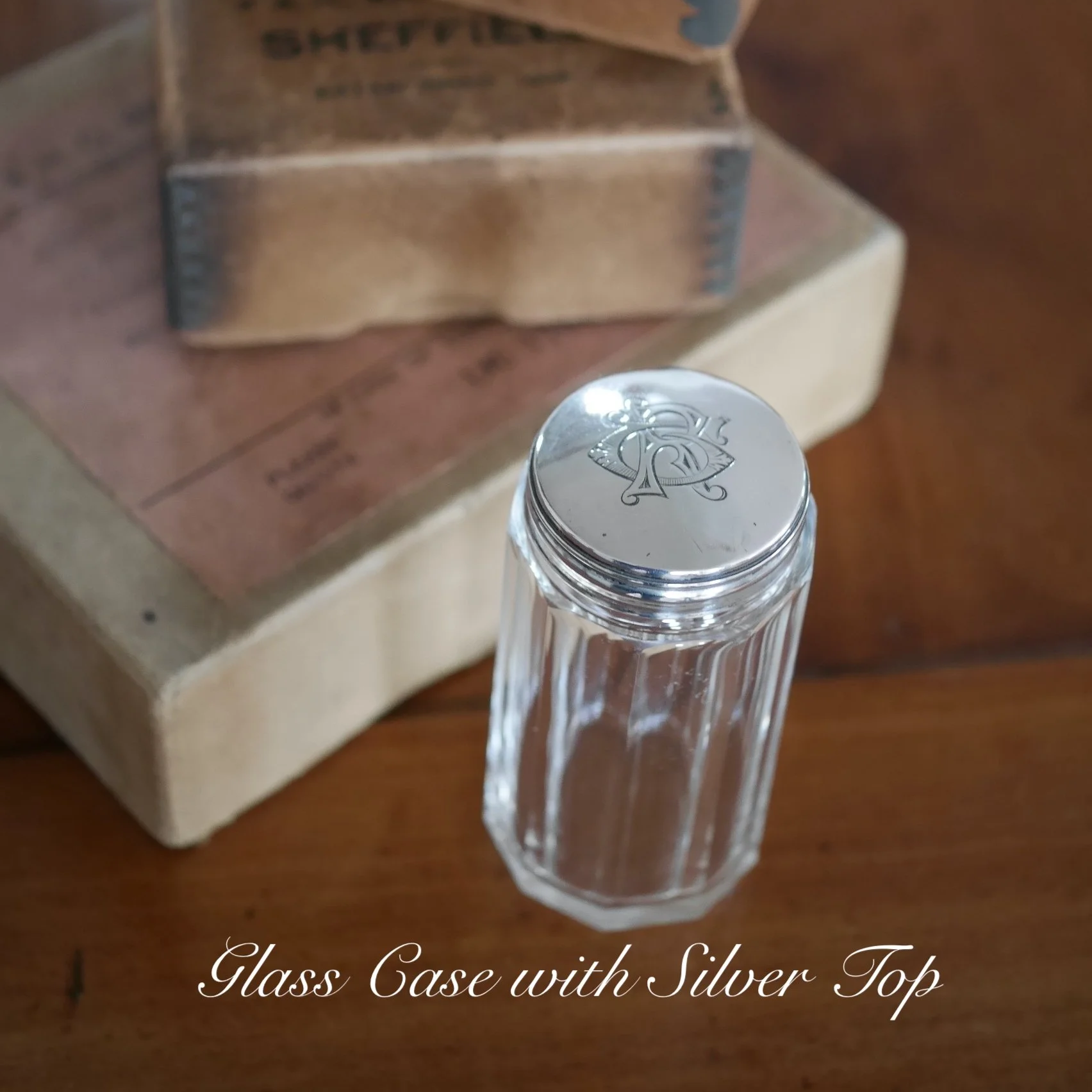 シルバートップのガラス容器（1884年）