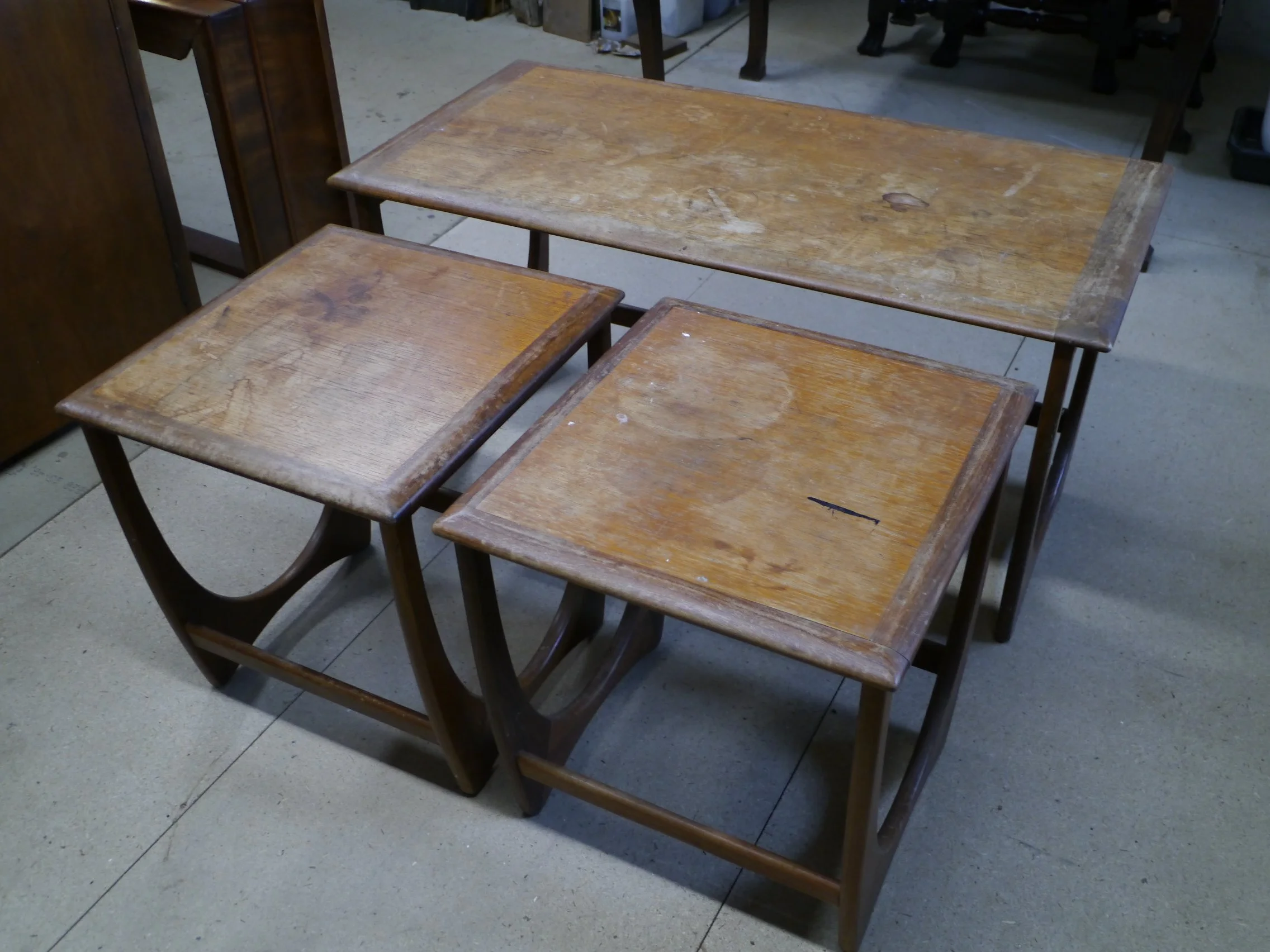 修復前　かなりひどい状態で工房に持ち込まれたG-PLANのネストテーブル