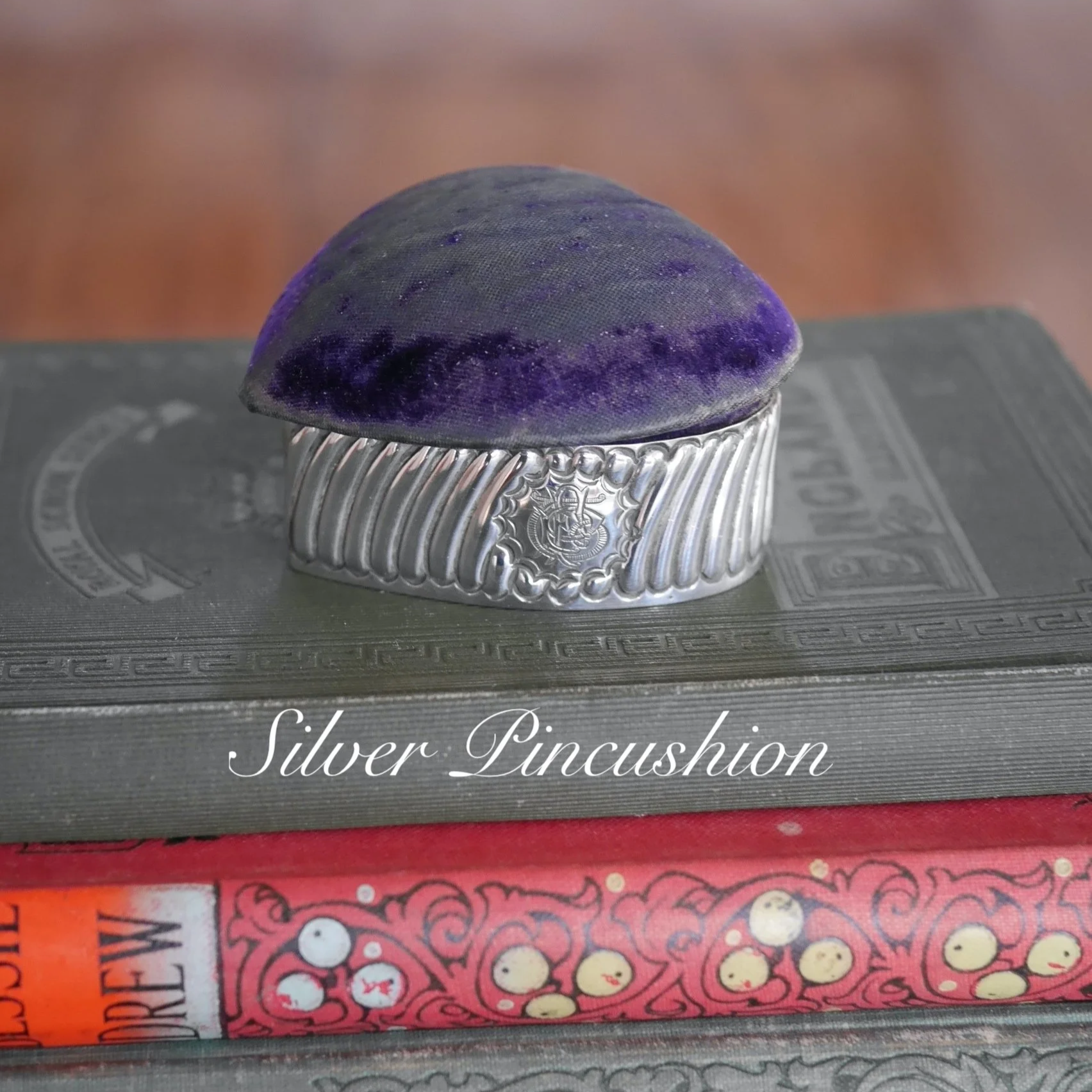 シルバーのハート型小物入れ付きピンクッション（1896年）