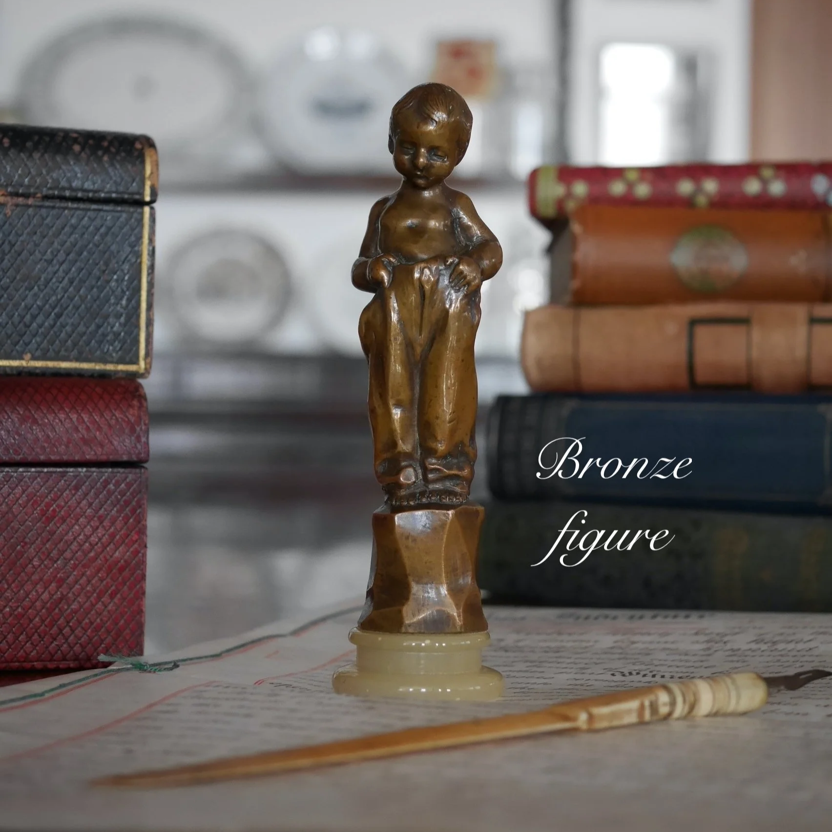 大きいズボンを履く男の子のブロンズ像（1900年前後）