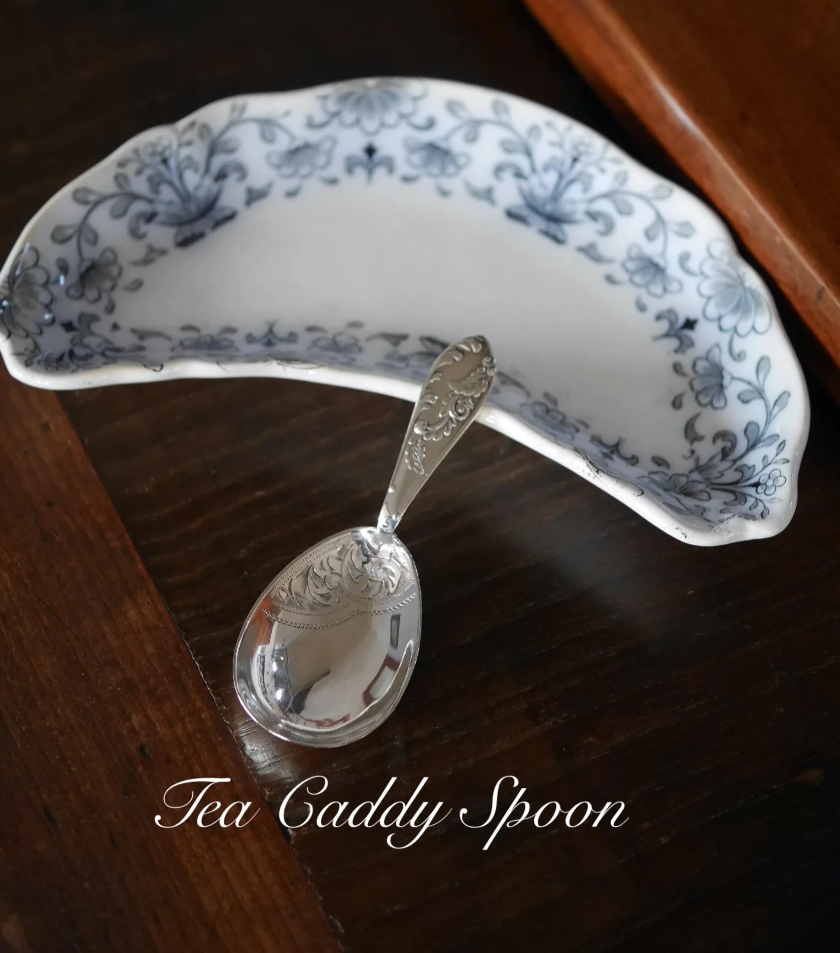 葉の装飾のあるティーキャディースプーン（1911年）