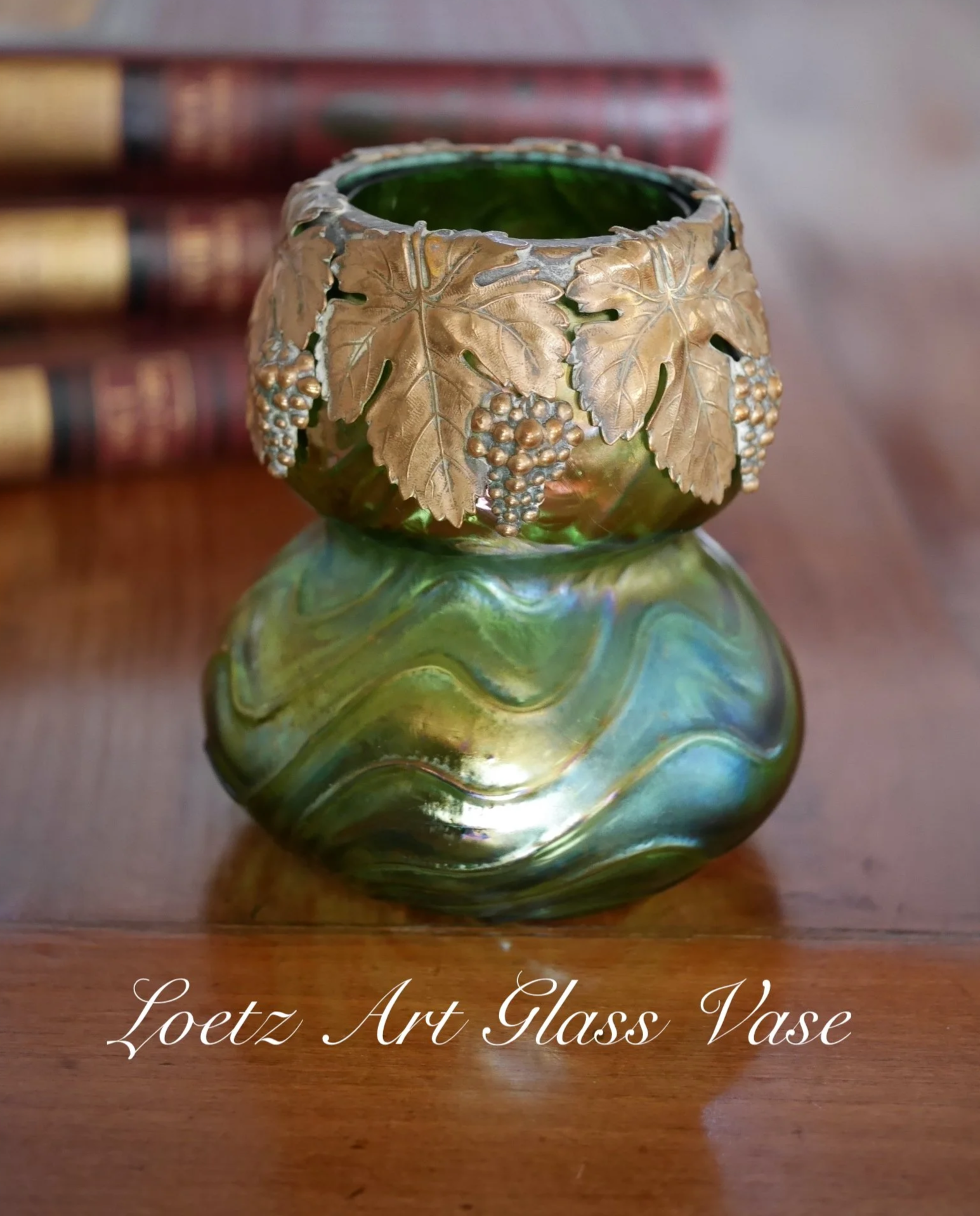 ボヘミアン ロエッツガラスの葡萄装飾花瓶（1900年頃）