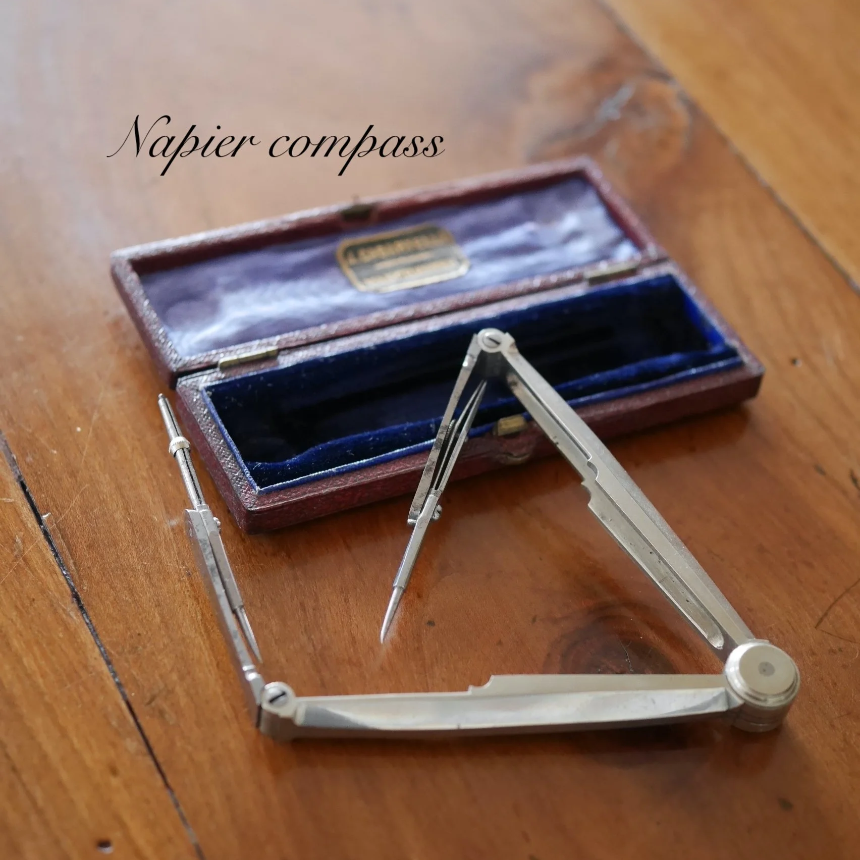 オリジナルの箱に入ったネイピアコンパス（19世紀）