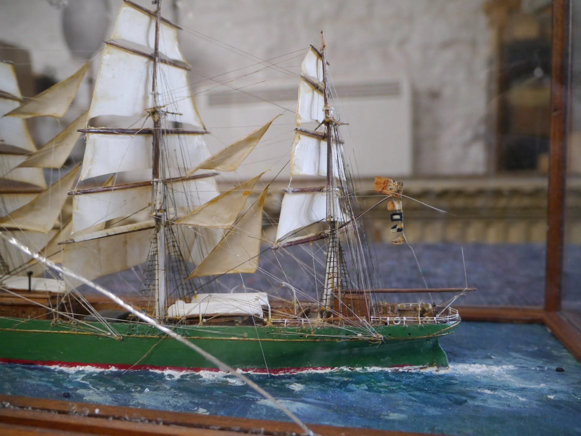 修復前　内側の船の模型の艤装が破損しています
