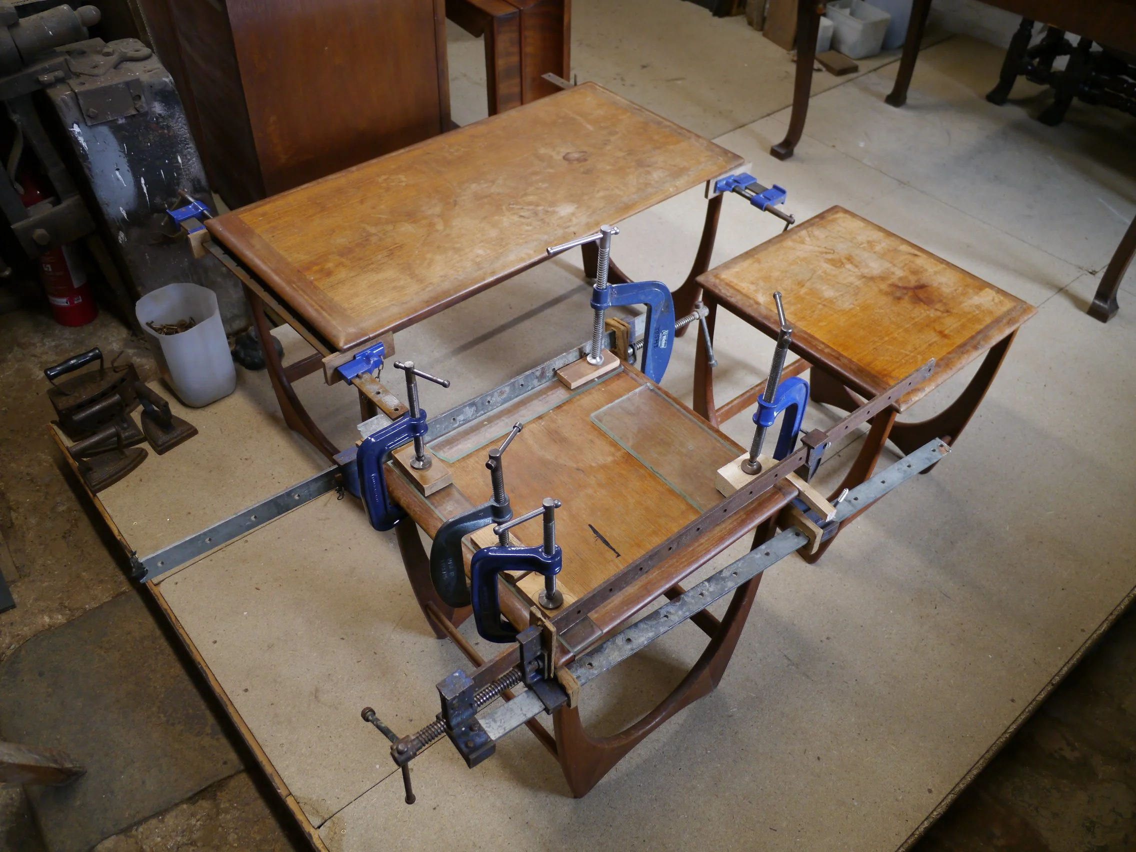 修復途中　まずは緩んだ部分を膠で接着します