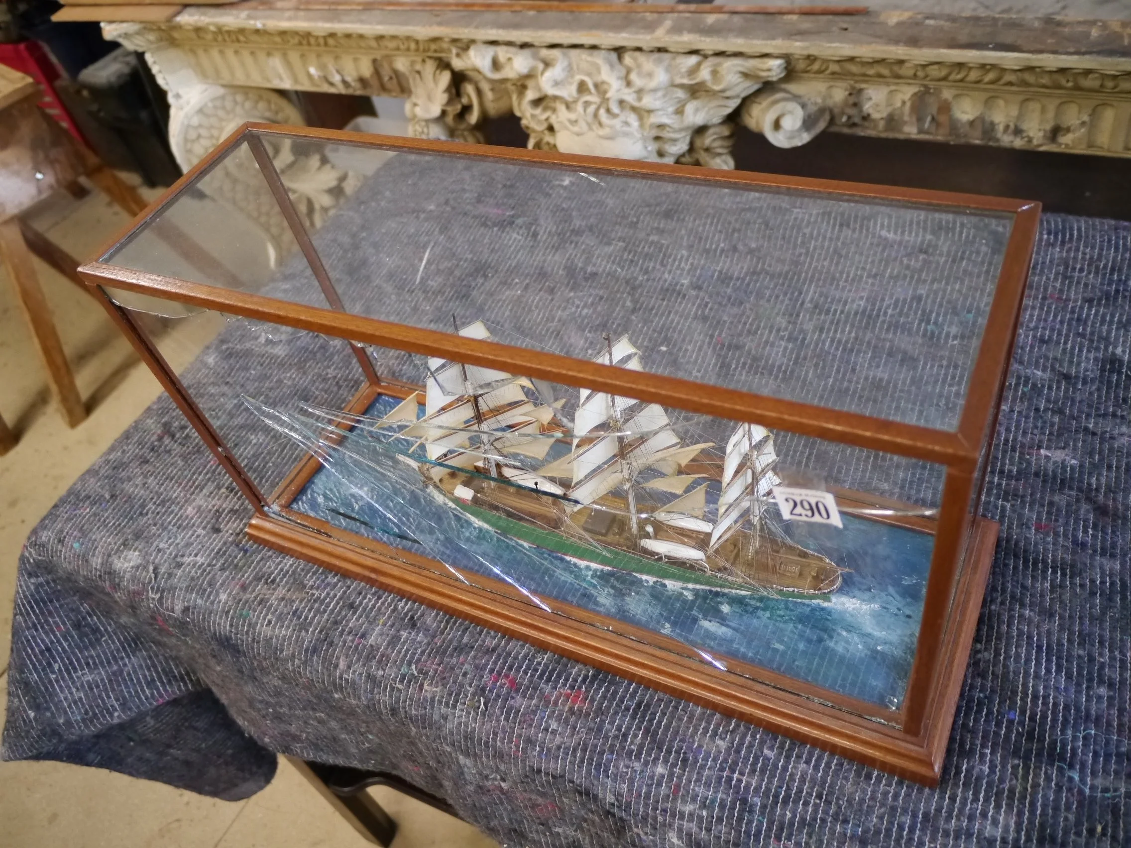 修復前　前のガラスが割れています