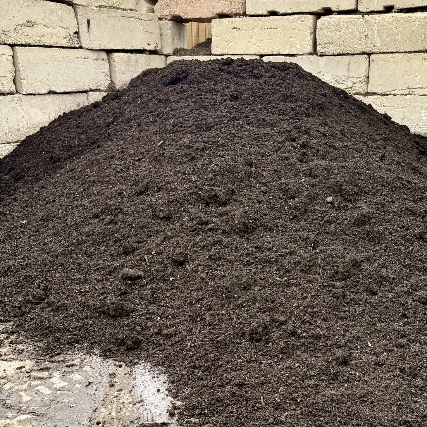 Michigan peat moss at Allemon’s Landscape Center, Detroit, Michigan serving the Grosse Pointe, St. Clair Shores, and Detroit Communities since 1929.