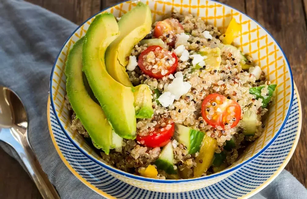 Salade met kip, quinoa en avocado