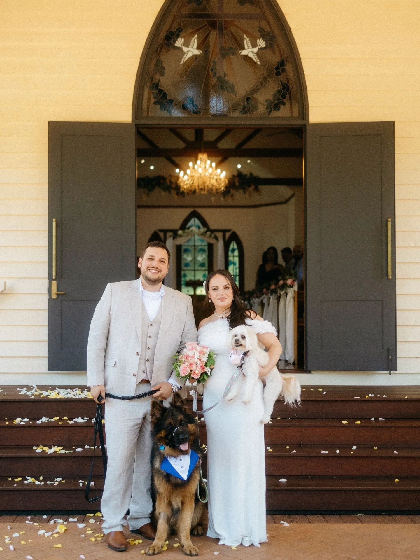 One of our last couples to marry in 2026 and when these photos landed we were screaming. Maya &amp; Francisco tied the knot with their pups right by their side and honestly&hellip; how cute is this.

A beautiful micro wedding filled with love, laught