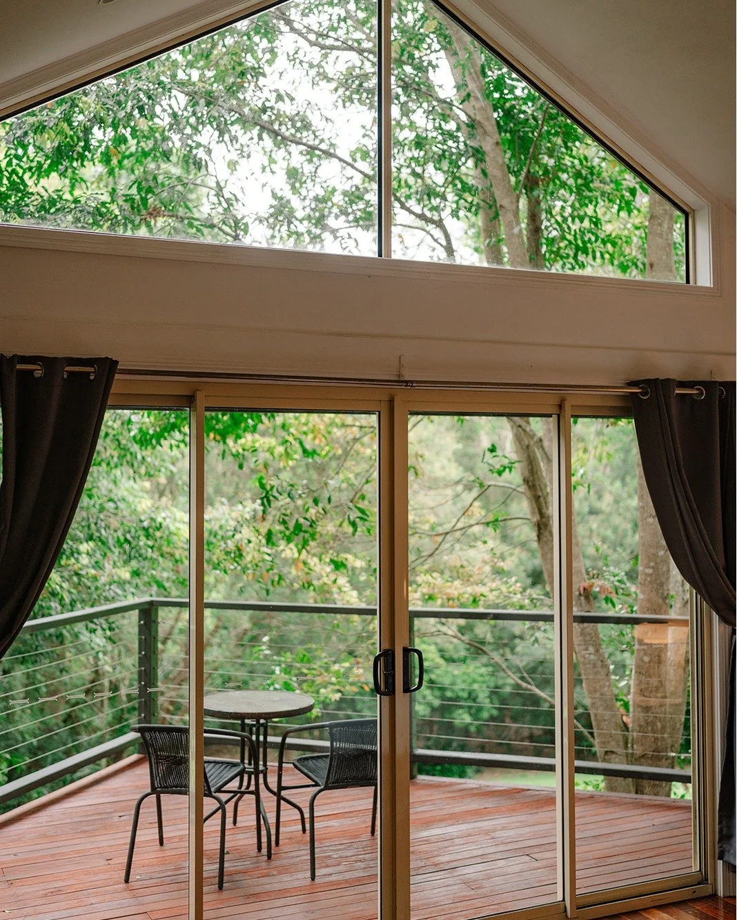 Your perfect winter escape is closer than you think 🤍

Just an hour from Brisbane and the Gold Coast, Tamborine Mountain is the kind of place that invites you to slow down.

Think crisp mornings, cosy cottages, rainforest walks, local wineries, long