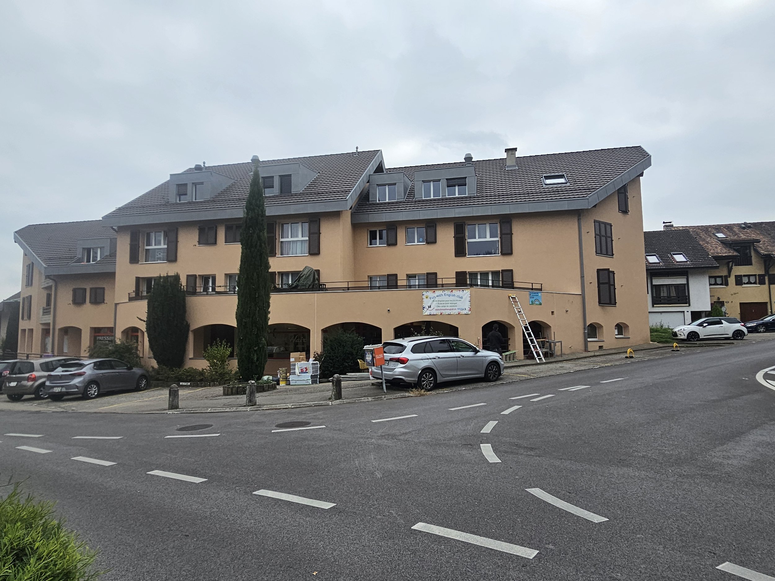 Isolation périphérique (ITE) et rénovation de façade à Eysins (VD), avec système Terra haute résistance et finition minérale durable.