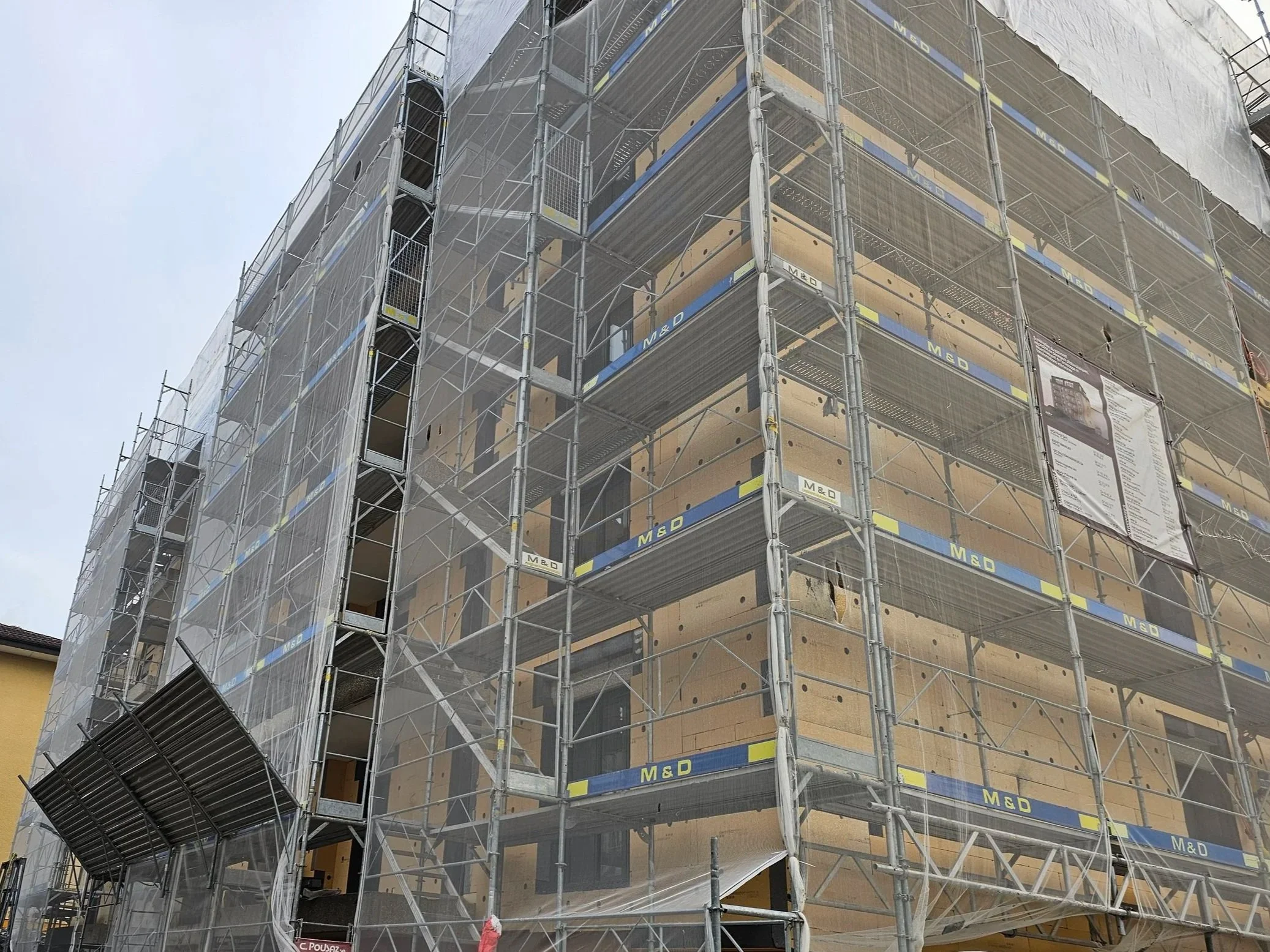 Chantier rénovation façade isolation périphérique ITE en cours - DOK Façades