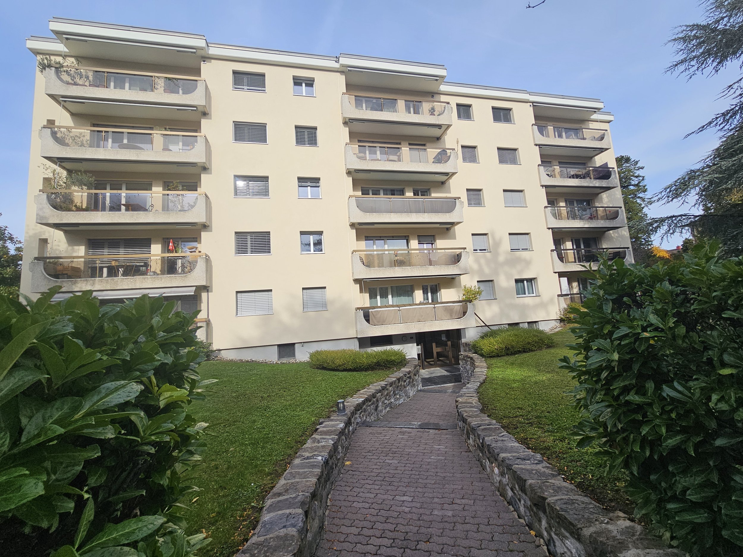 Rénovation de façade immeuble résidentiel système Terra à La Tour-de-Peilz - DOK Façades Vaud