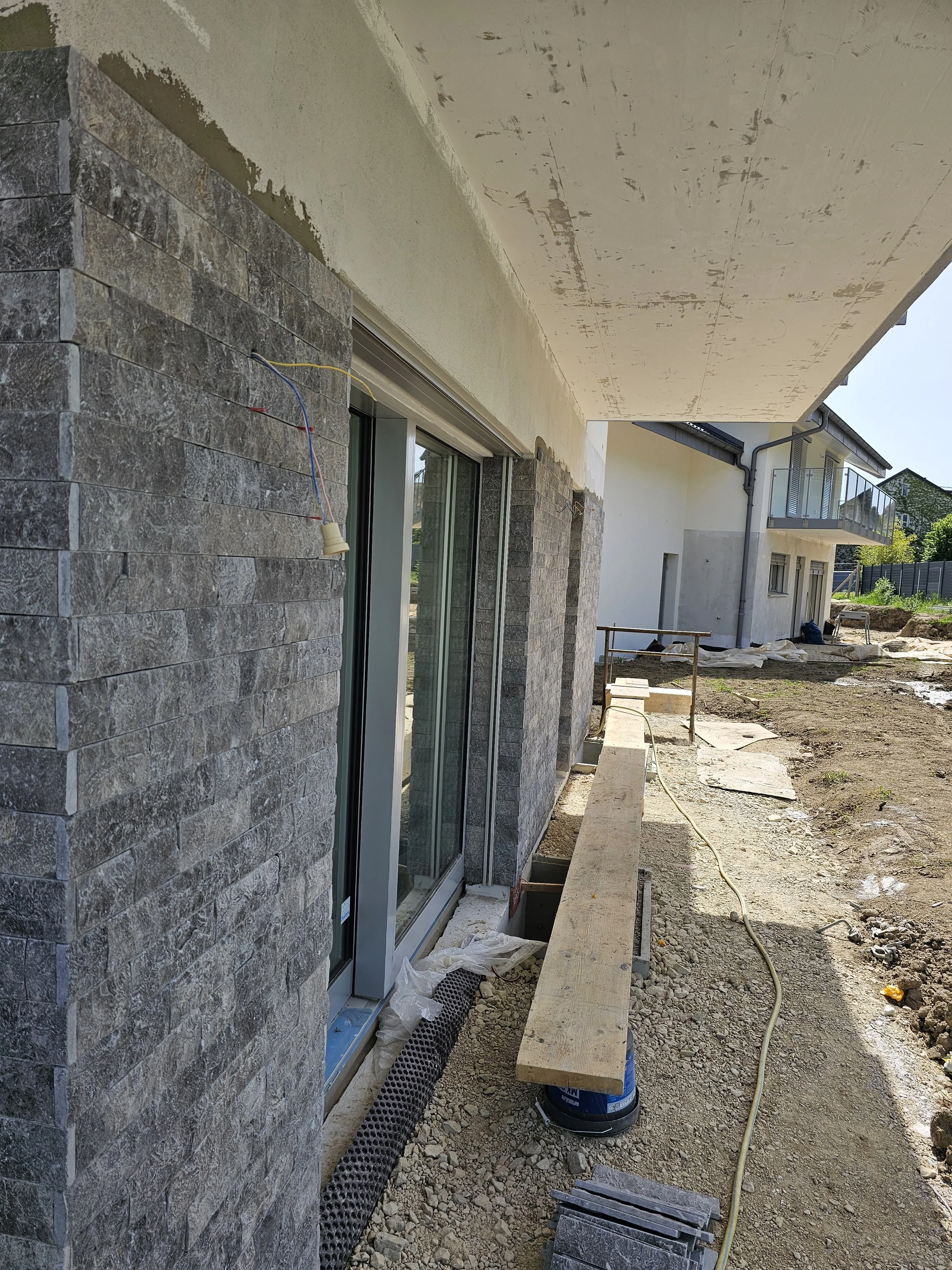 Isolation périphérique en laine de roche avec finition clinker sur immeuble résidentiel à Grens (VD)