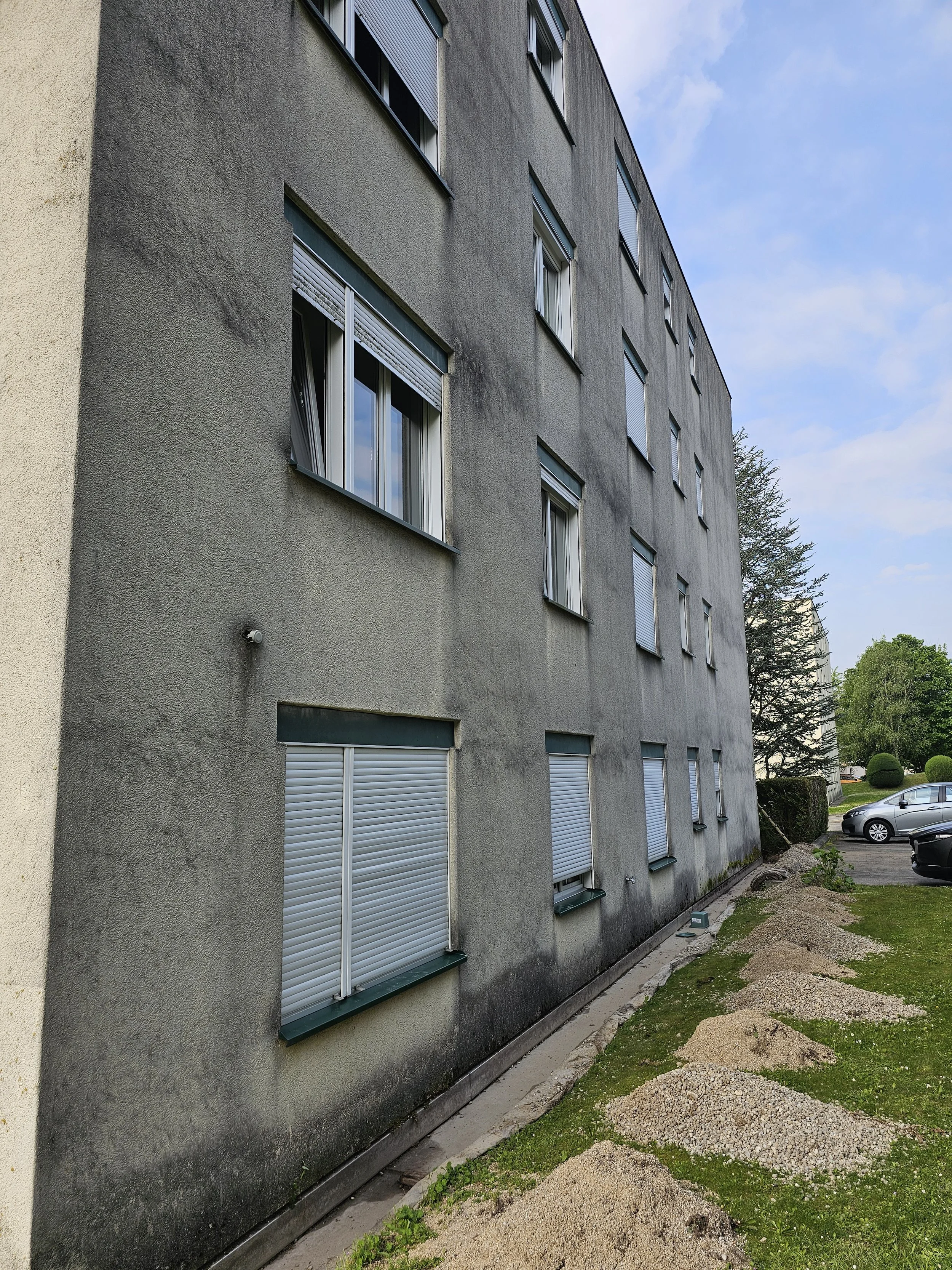 Façade d’immeuble avant rénovation et isolation périphérique à Mont-sur-Rolle (VD)