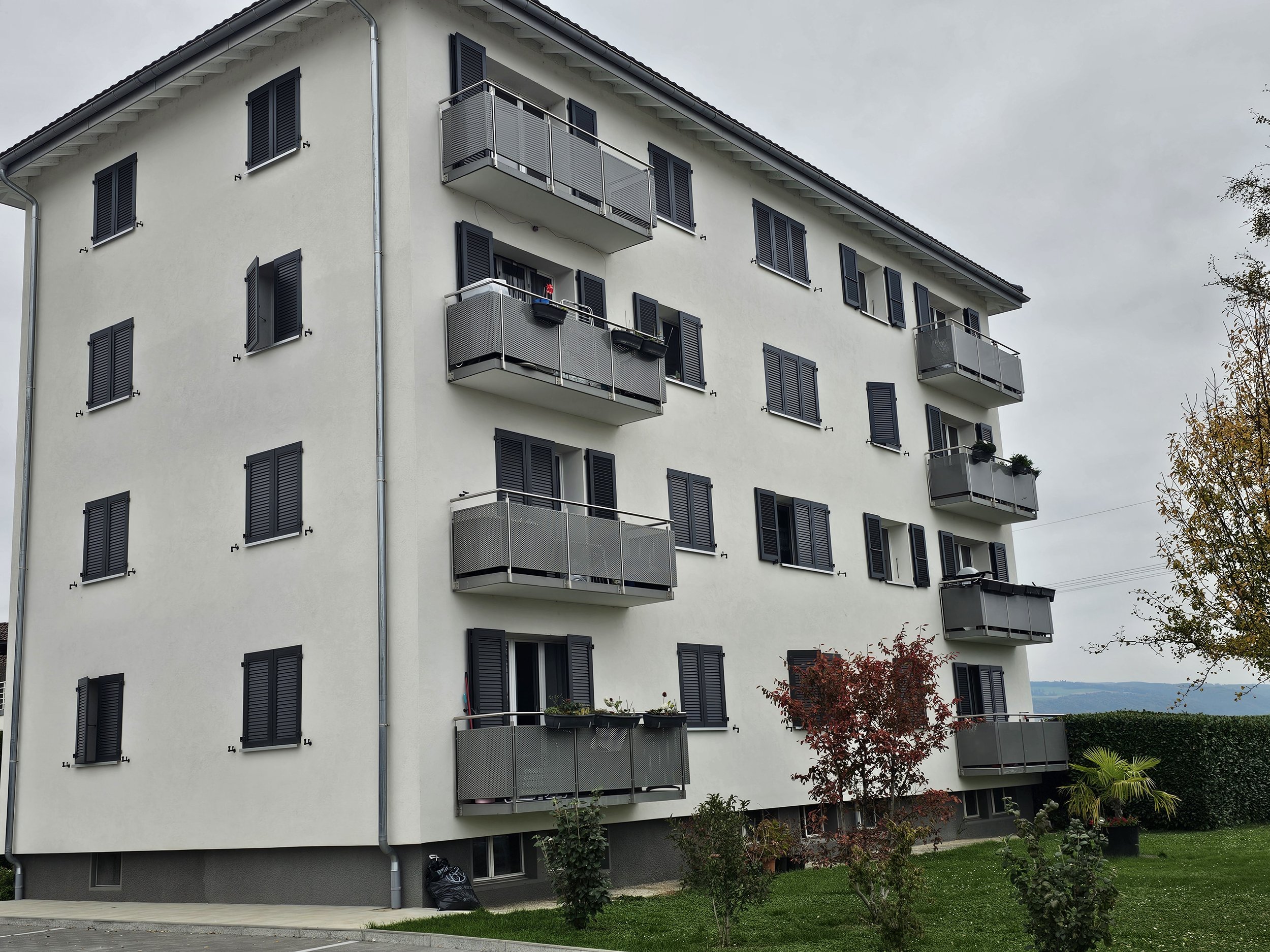 Rénovation de façade avec isolation périphérique en polystyrène EPS sur immeuble résidentiel à Nyon (VD)