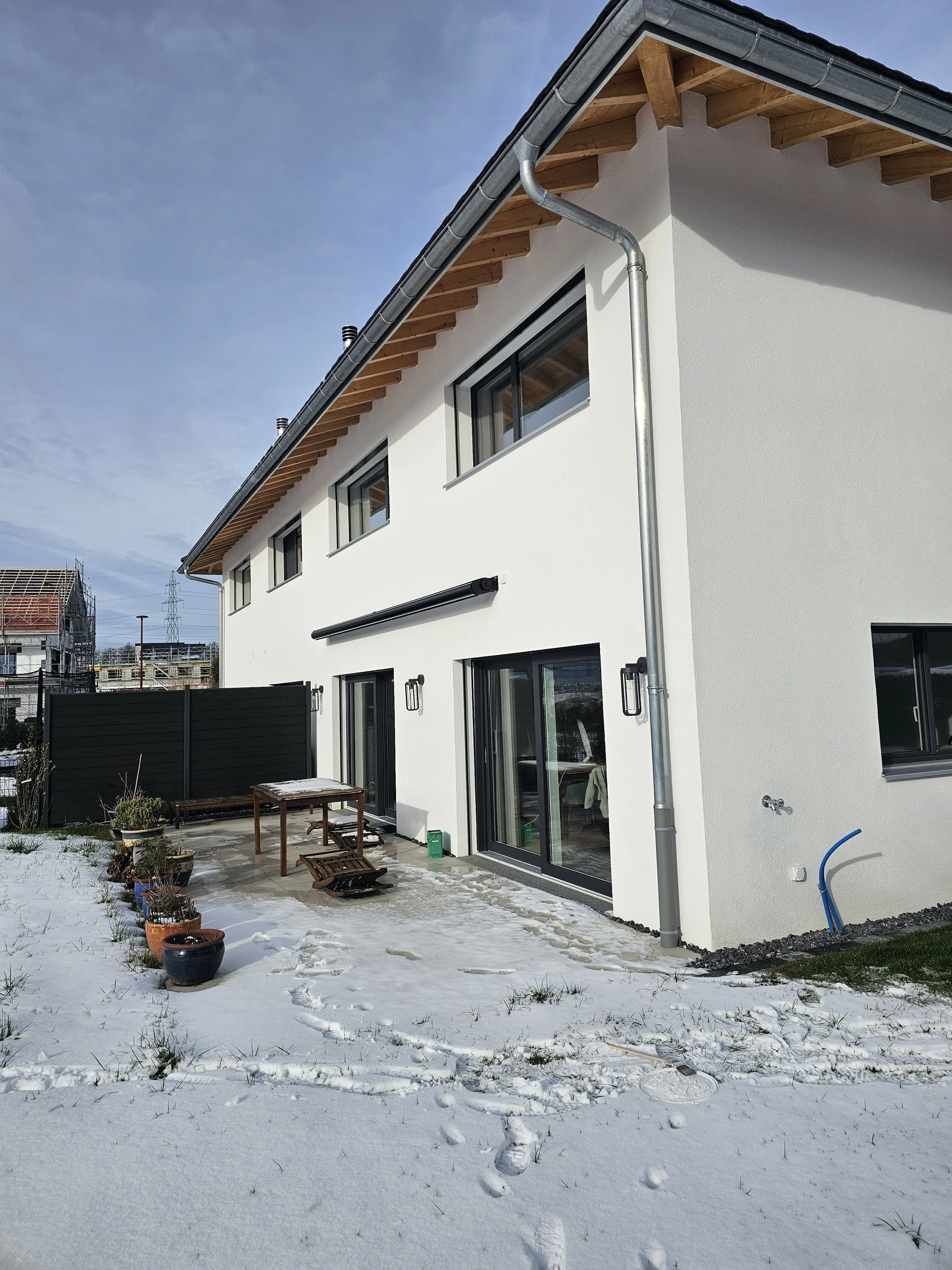 Isolation périphérique réalisée sur une villa individuelle en Suisse romande. DOK Façades, entreprise spécialise en isolation périphérique (ITE)