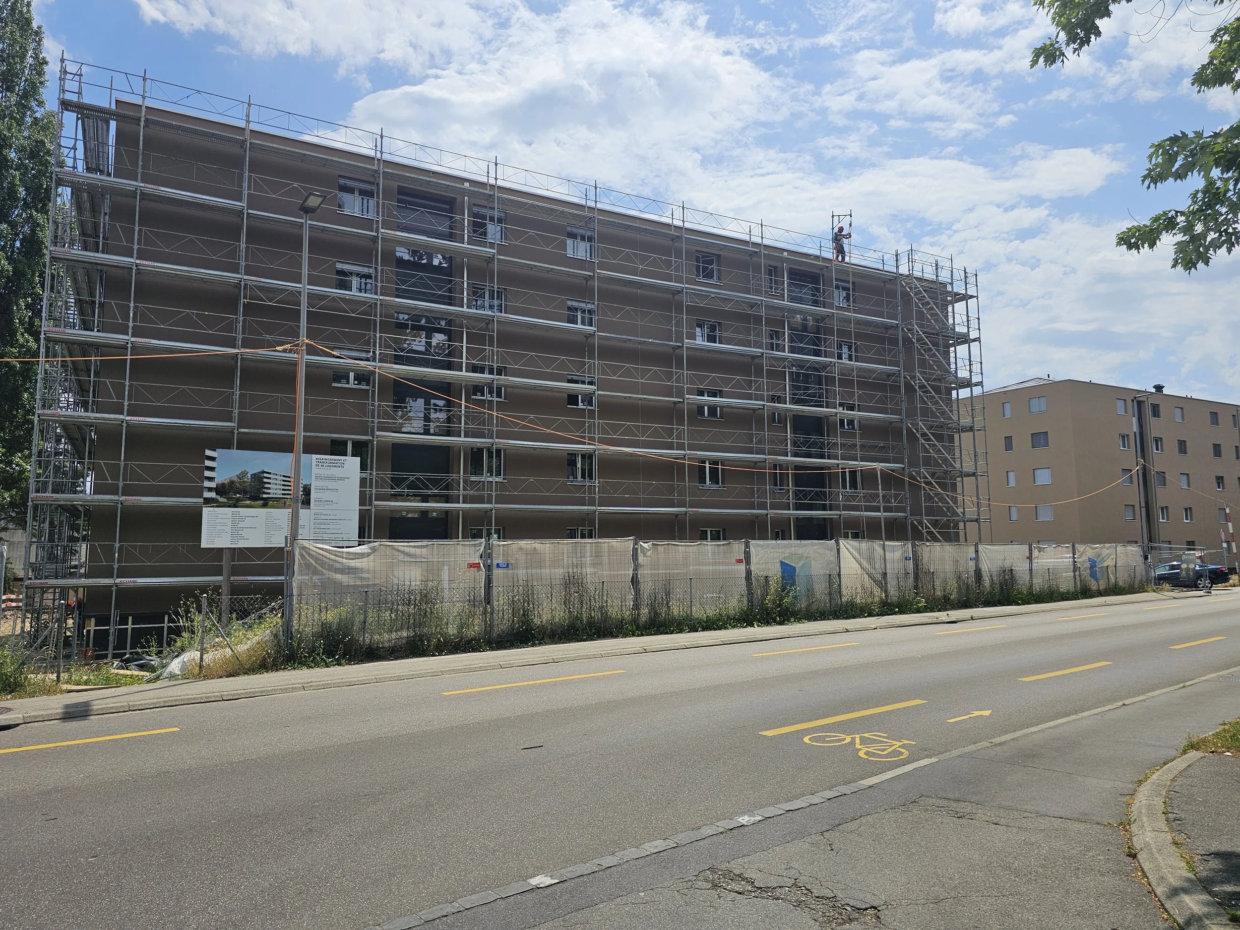 Rénovation de façade avec isolation périphérique en laine de roche et finition crépi sur deux immeubles résidentiels à Morges (VD)