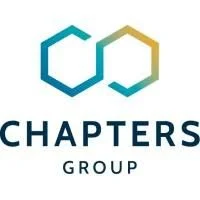 Logo der CHAPTERS GROUP mit zwei ineinandergreifenden hexagonalen Formen in Blau und Gold, darunter der Name in schwarzer Schrift.