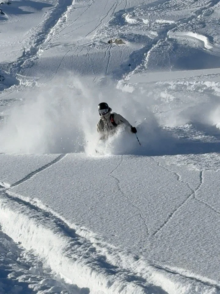 We were out there too 🤭 the guy some slides further kissed a shark and asked us how bad it looked 🥶

📸 @uebairbacher