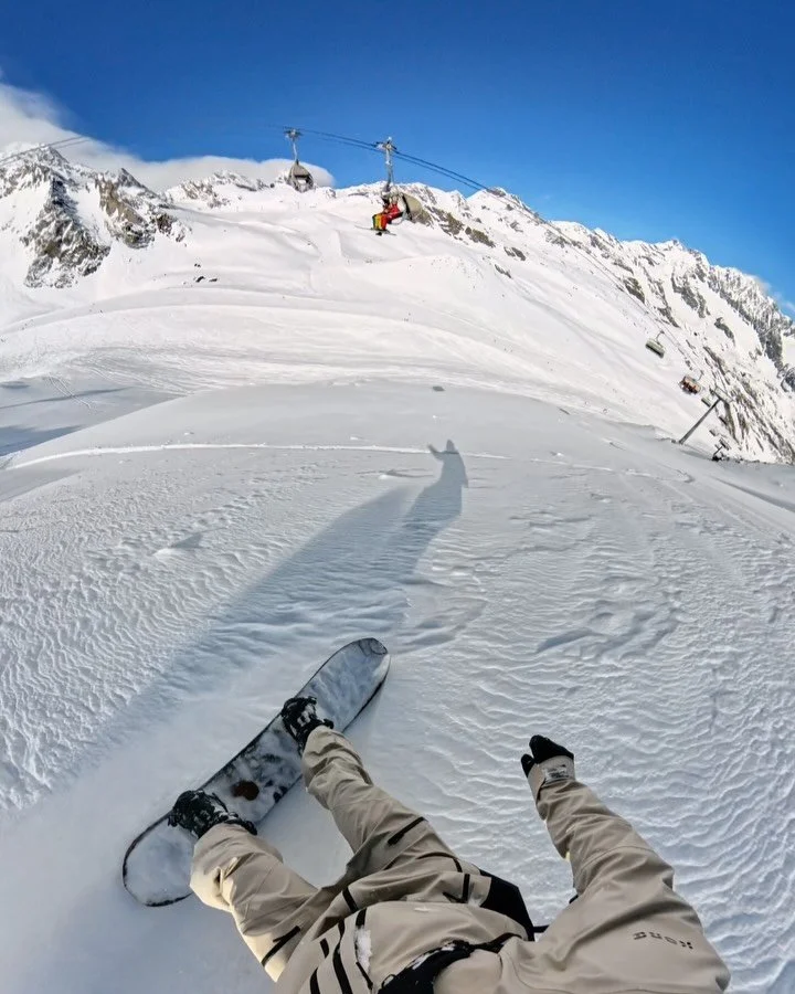Having too much fun on the dark side 😇 @head_snowboards 

📹 @insta360de
🎿 @head_freeskiing
👔 @headsportswear
🎒 @scottsportsdach
 @tyroliabindings

#tothekore
#NOSHORTCUTS
#keepsyoubrave
#insta360 #x4