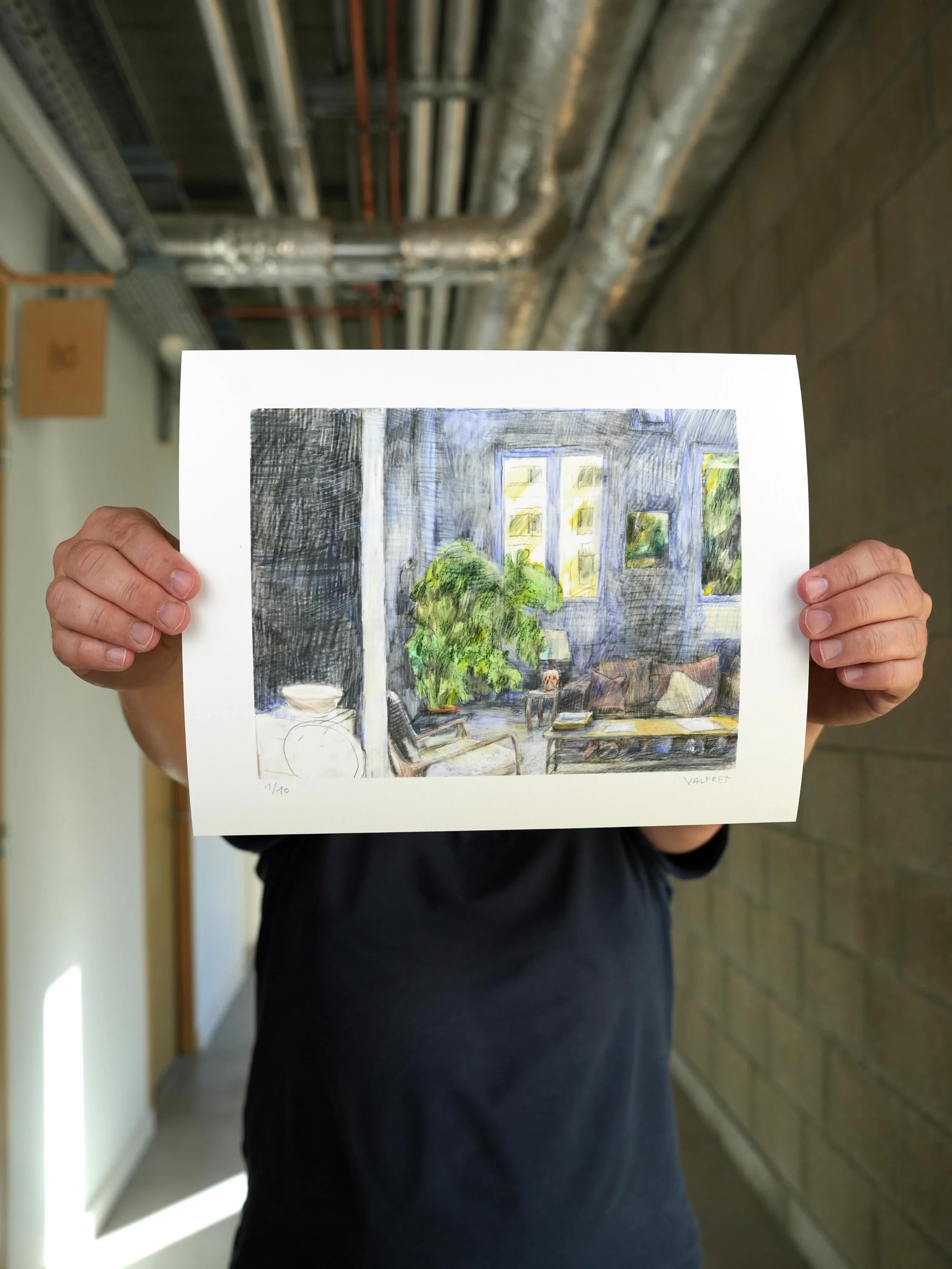 Troisi&egrave;me tirage de @valfretin : &laquo; La Maison &raquo;.
On adore cette s&eacute;rie de petits dessins intimistes r&eacute;alis&eacute;s aux crayons de couleur.
Imprim&eacute; en 12 couleurs sur papier Canson 310 g, au format 30 &times; 24 
