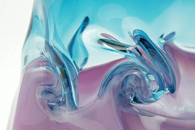 Farbenverlauf aus blau, lila und weißem Glas im abstrakten Kunststil.