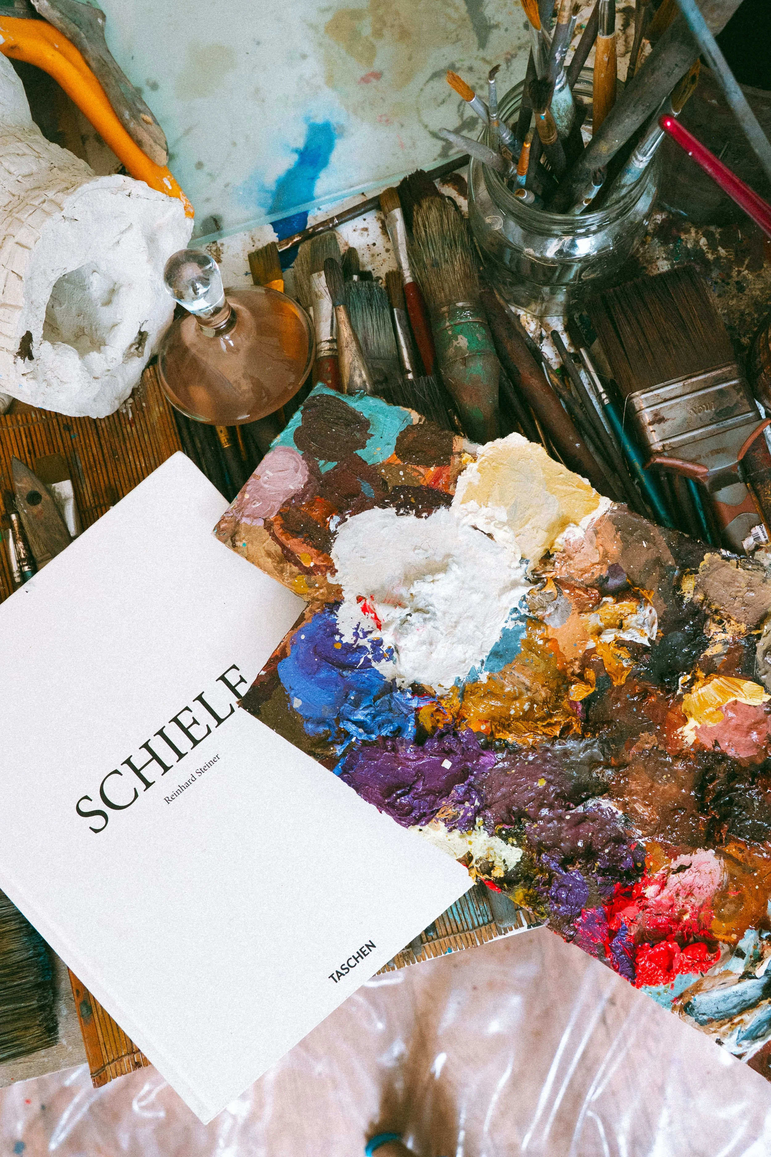 Blanche Coupey - Atelier d'Artiste by Pia Boggio palette de peinture et livre SCHIELE