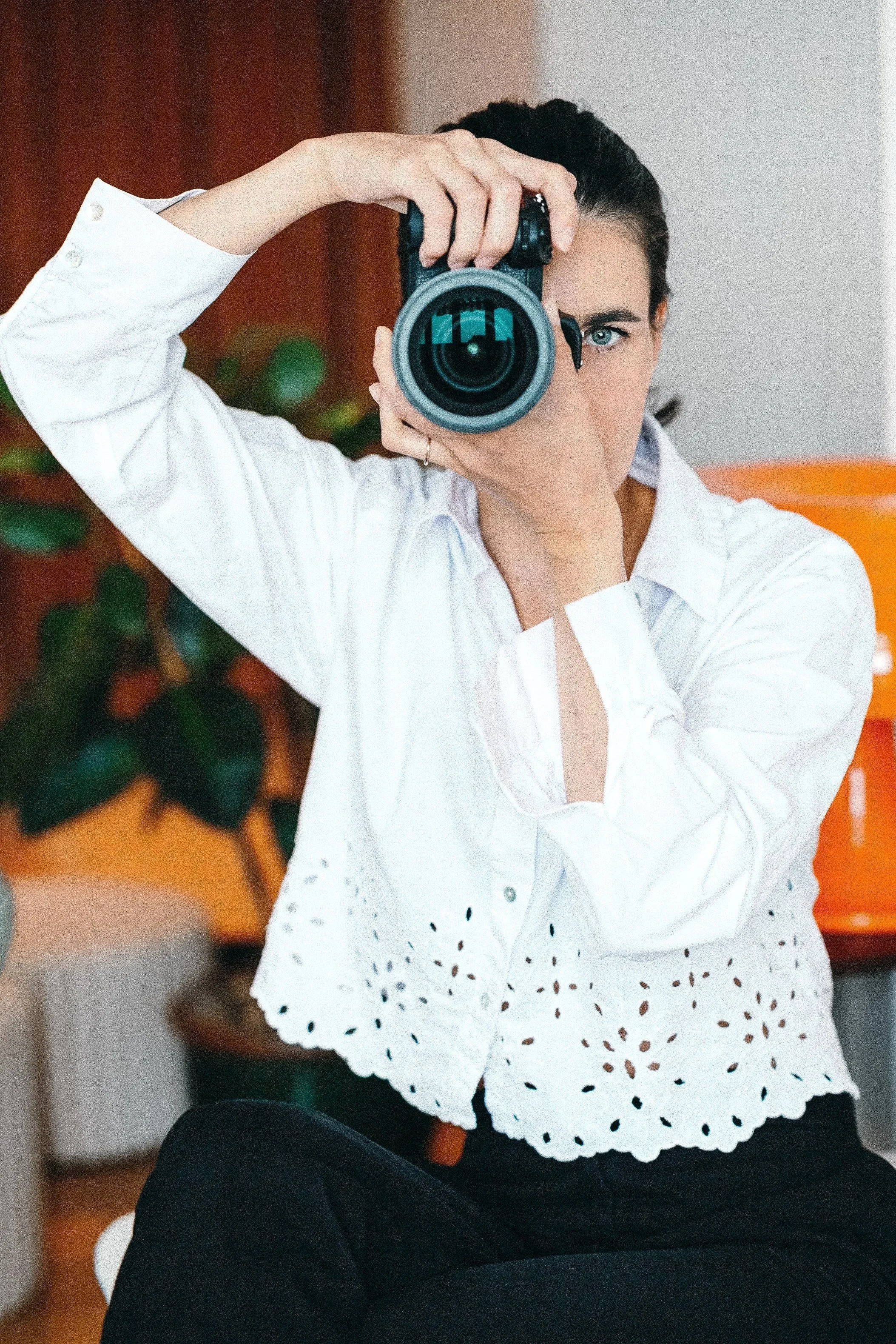 autoportrait de photographe en train de prendre une photo avec un oeil visible et l'autre derrière l'écran