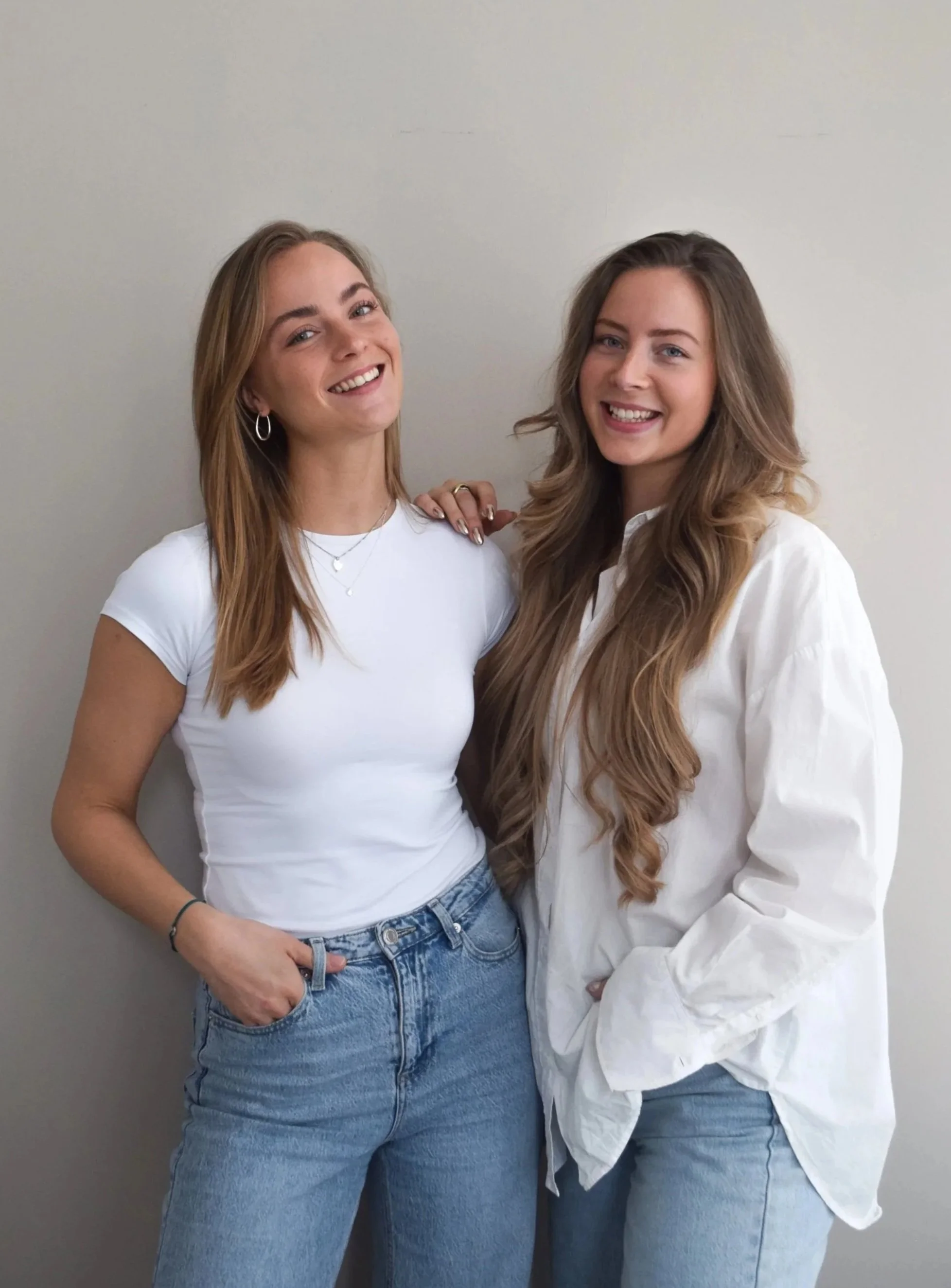 De eigenaren van JUNE content creation, Julia en Nelleke, samen op een portretfoto.