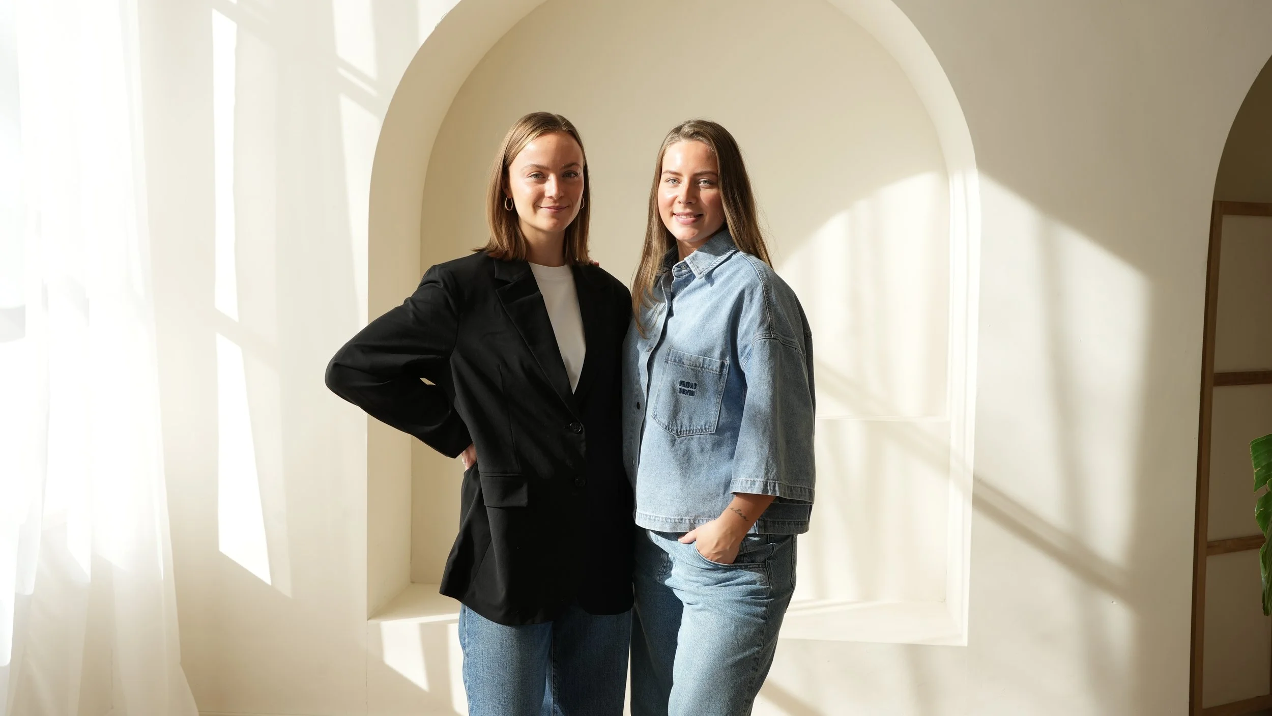 De eigenaren van JUNE content creation, Julia en Nelleke, op een portretfoto voor hun social media en branding.