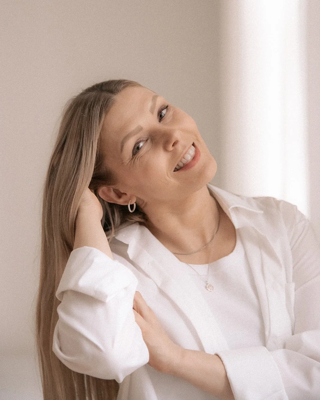 Ratkaisukeskeinen valmentaja Terhi Lahti hymyilee ja katsoo kameraan